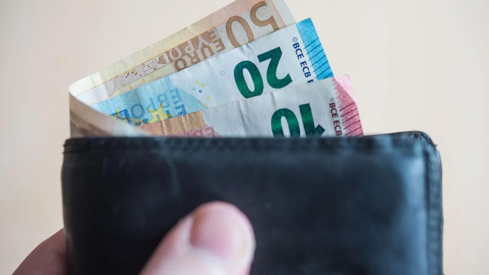 Rund 100 Euro hat ein Unbekannter erbeutet, als er in einem Geschäft in Schmidmühlen die Geldbörse einer 70-Jährigen klaute.  (Symbolbild: Lino Mirgeler/dpa)