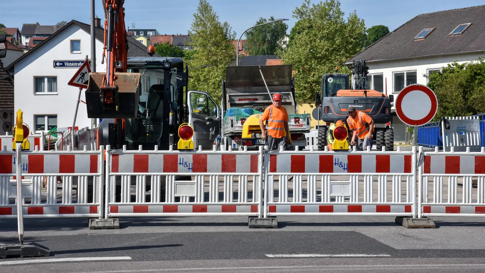 Die Vilsbrücke in Kümmersbruck ist derzeit gesperrt: Unter Regie des Bayernwerks wird hier ein Teil der Stromleitung erneuert. (Bild: Stephan Huber)