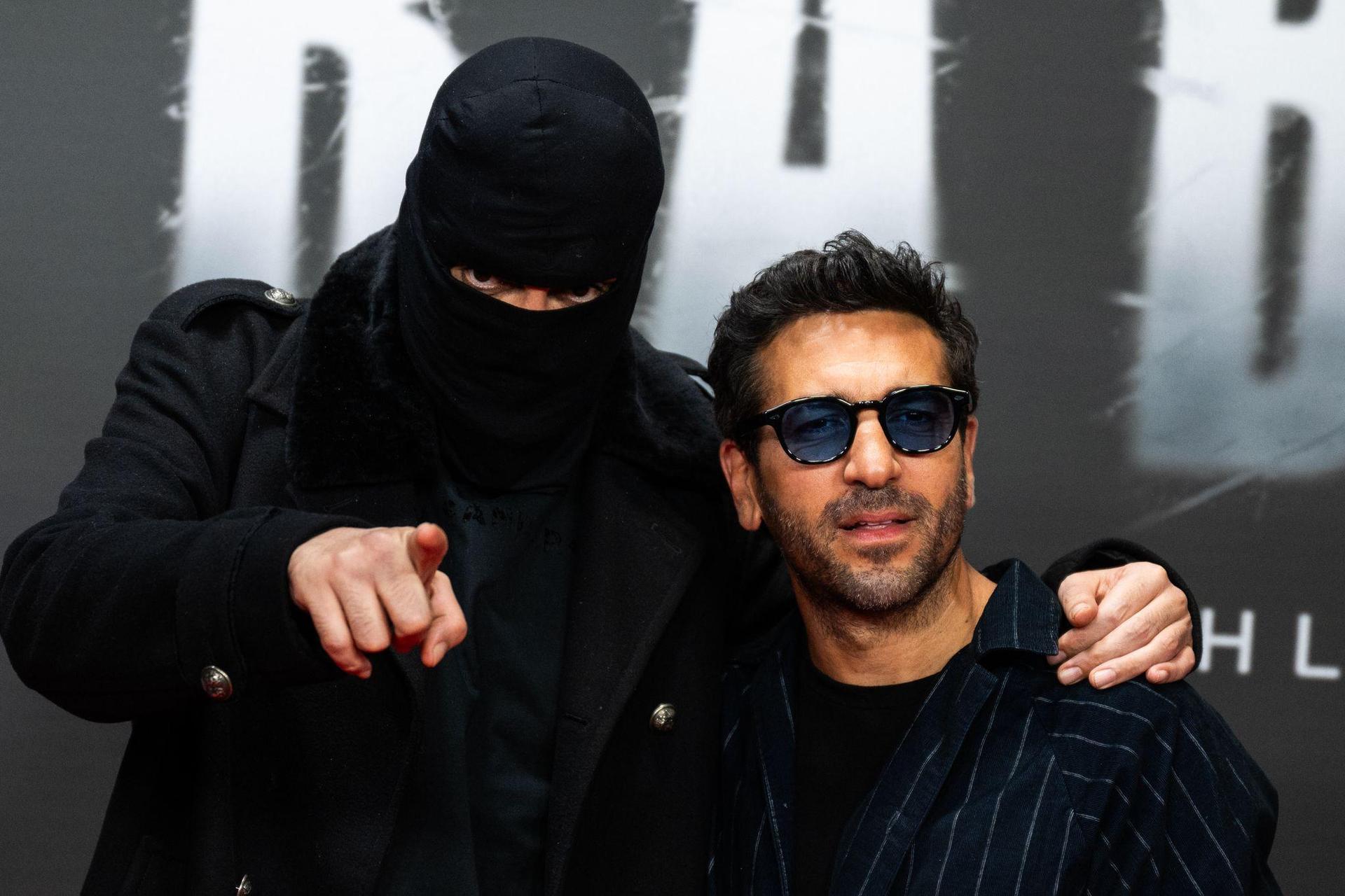 Der Rapper Haftbefehl (links) ist ein Fan großer Posen - hier bei der einer Vorführung zu seiner Dokumentation gemeinsam mit Elyas M'Barek. (Archivfoto) (Bild: Christophe Gateau/dpa)