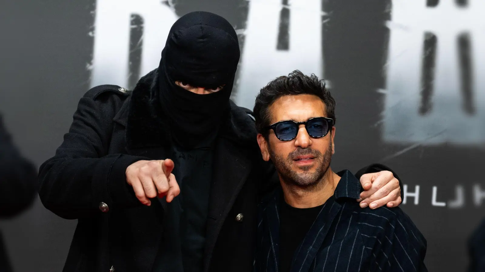 Der Rapper Haftbefehl (links) ist ein Fan großer Posen - hier bei der einer Vorführung zu seiner Dokumentation gemeinsam mit Elyas M&#39;Barek. (Archivfoto) (Bild: Christophe Gateau/dpa)
