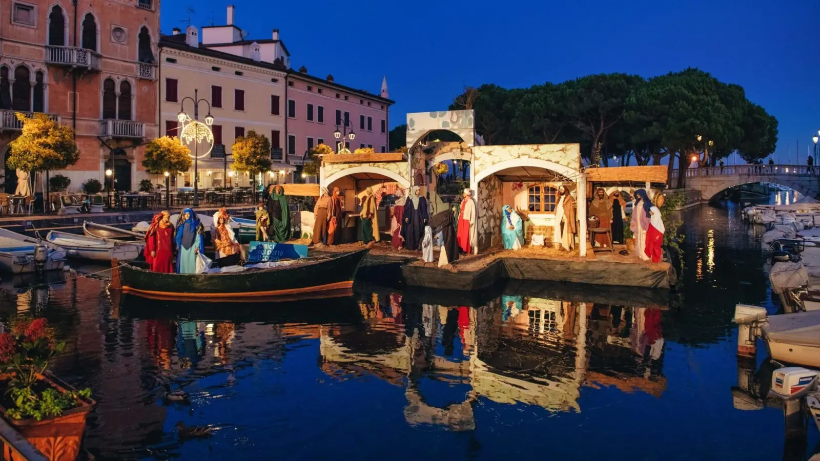 Ziel der Reise für Jugendliche des Stadtjugendrings ist Ambergs Partnerstadt Desenzano am Gardasee. Dieses Bild zeigt die Stadt um die Weihnachtszeit. (Archivbild: Pressestelle Città di Desenzano)