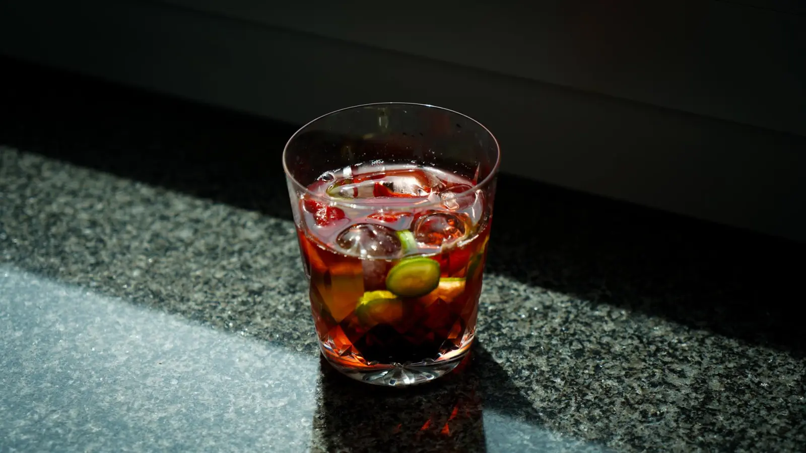 Nichts für schwache Nerven: Der Balsamico-Negroni. (Bild: knz)