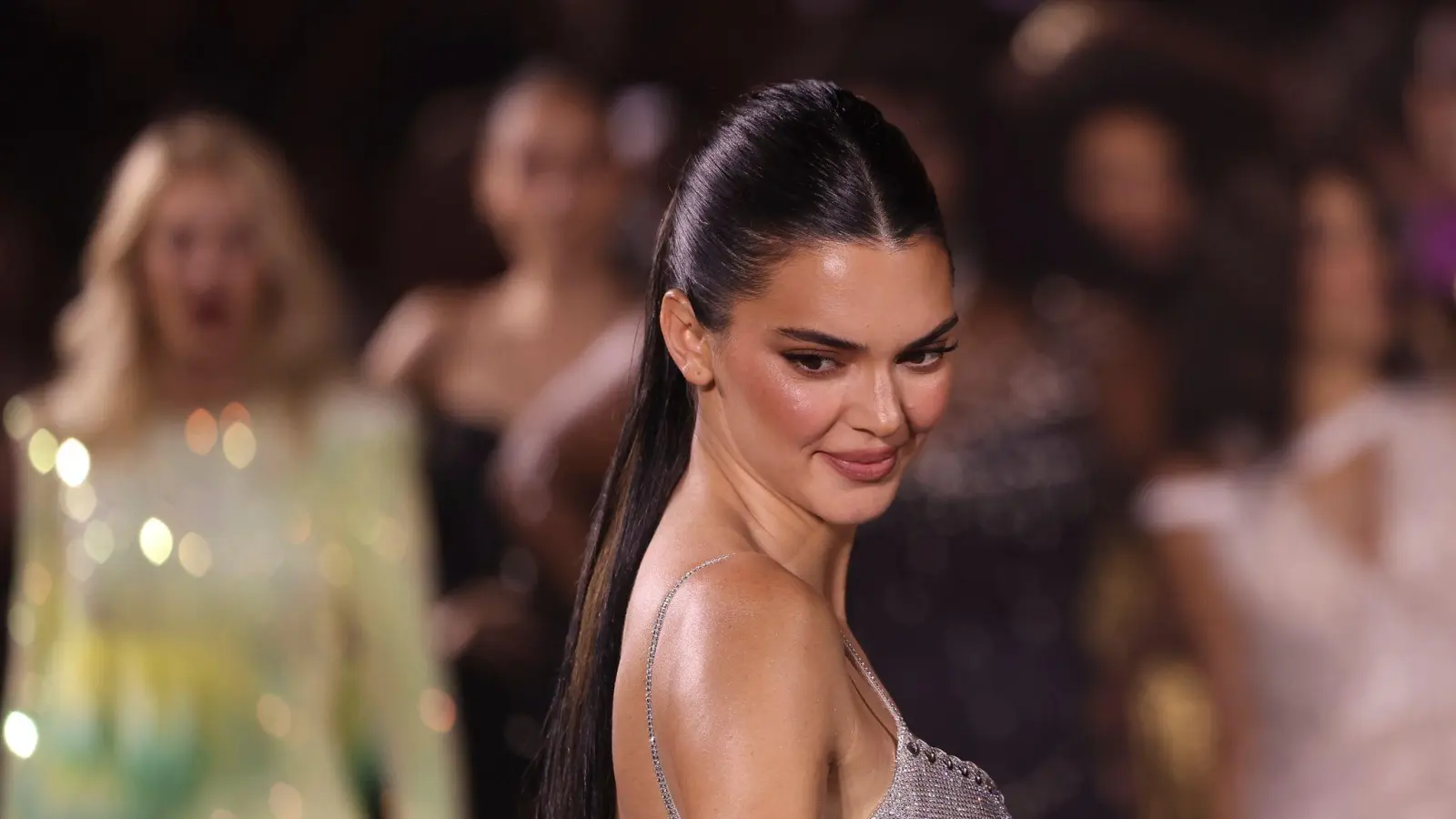 Kendall Jenner trägt eine Kreation von L&#39;Oreal auf der Paris Fashion Week. Aktuell sieht sich das Model in einem emotionalen Tief (Archivbild). (Bild: Vianney Le Caer/Invision/AP/dpa)