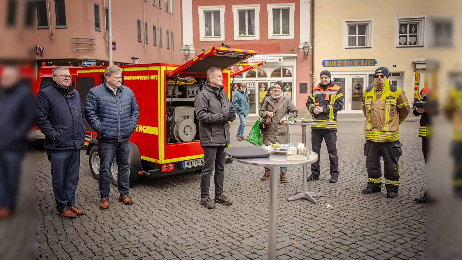 Passend zum Stromausfall am Montagabend hat die Stadt Amberg einen Blackout-Flyer vorgestellt. Von links: Oberbürgermeister Michael Cerny, stellvertretender Landrat Stefan Braun, Referatsleiter Bernhard Mitko, Sachgebietsleiter Zivil- und Katastrophenschutz Andreas Pfauntsch (Zweiter von rechts). (Bild: Michael Golinski, Stadt Amberg/exb)