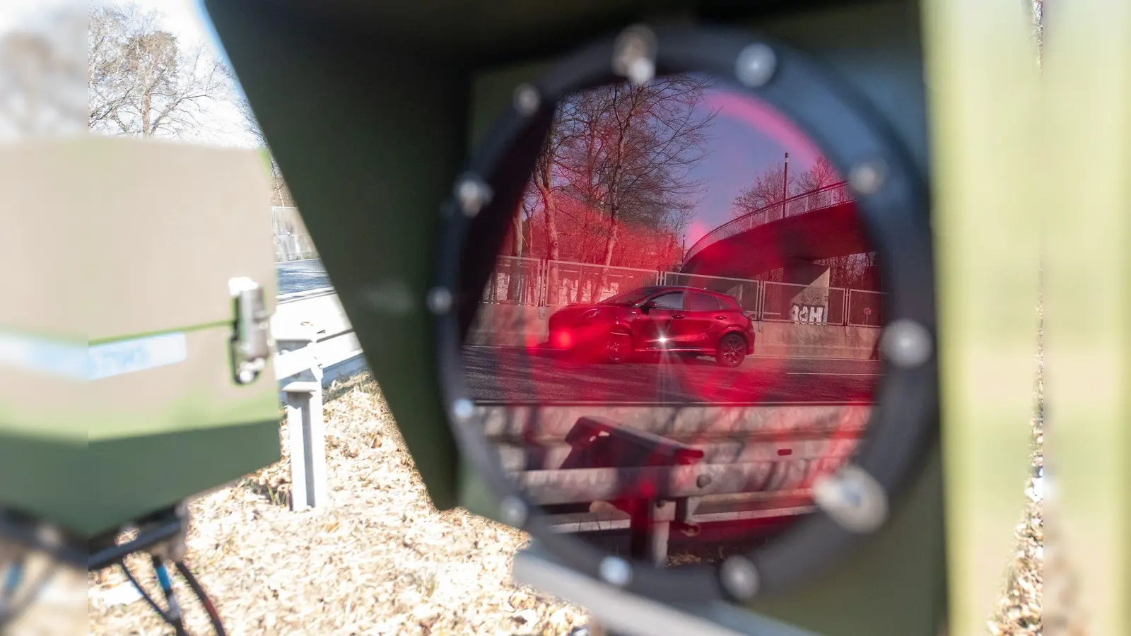 Die Polizei ertappt auf der A 6 zahlreiche Temposünder. (Symbolbild: Sebastian Christoph Gollnow/dpa)