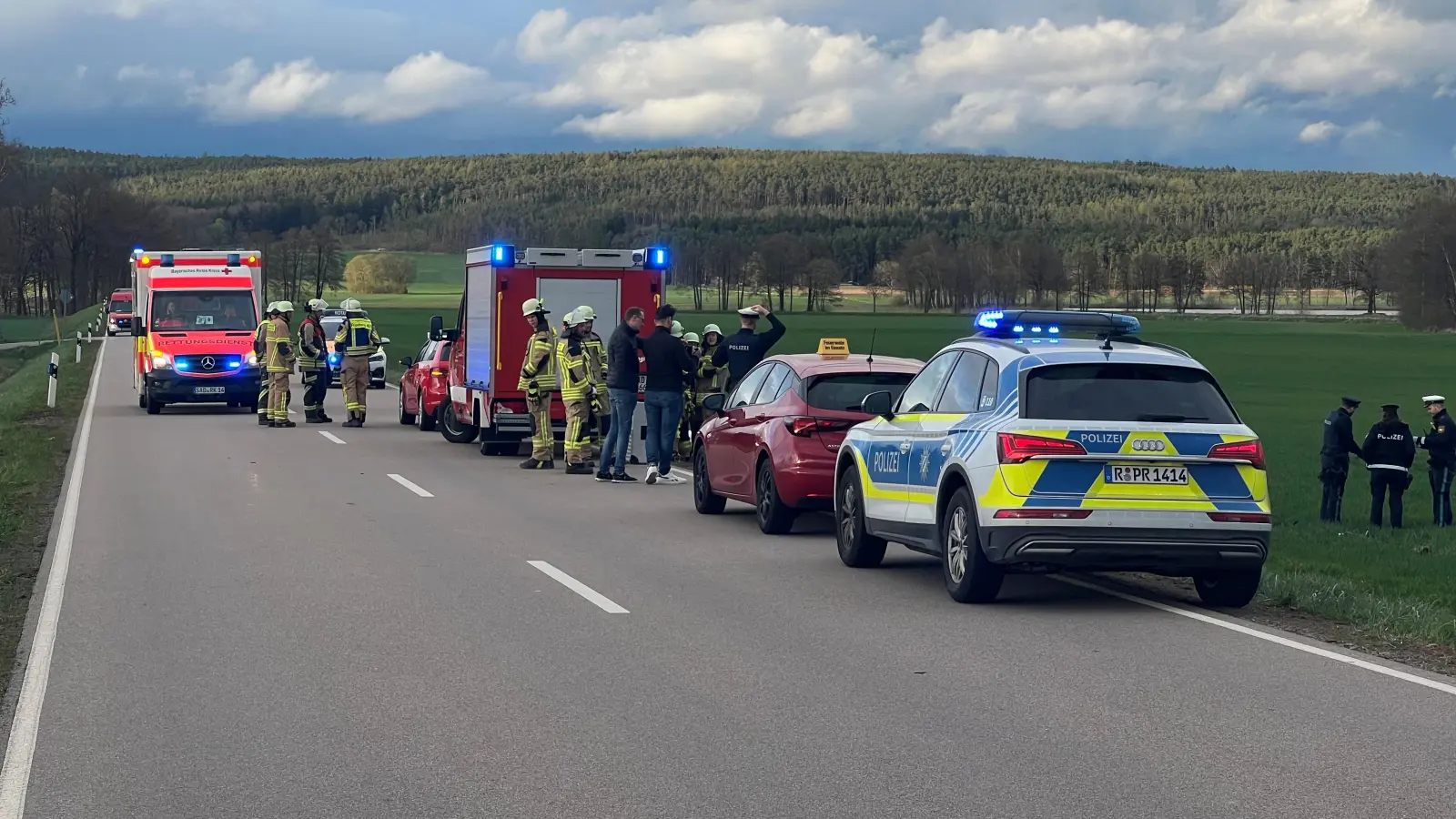 Zwischen Lindenlohe und Asbach kam ein Motorradfahrer von der Straße ab und zog sich tödliche Verletzungen zu. (Bild: Tietz)