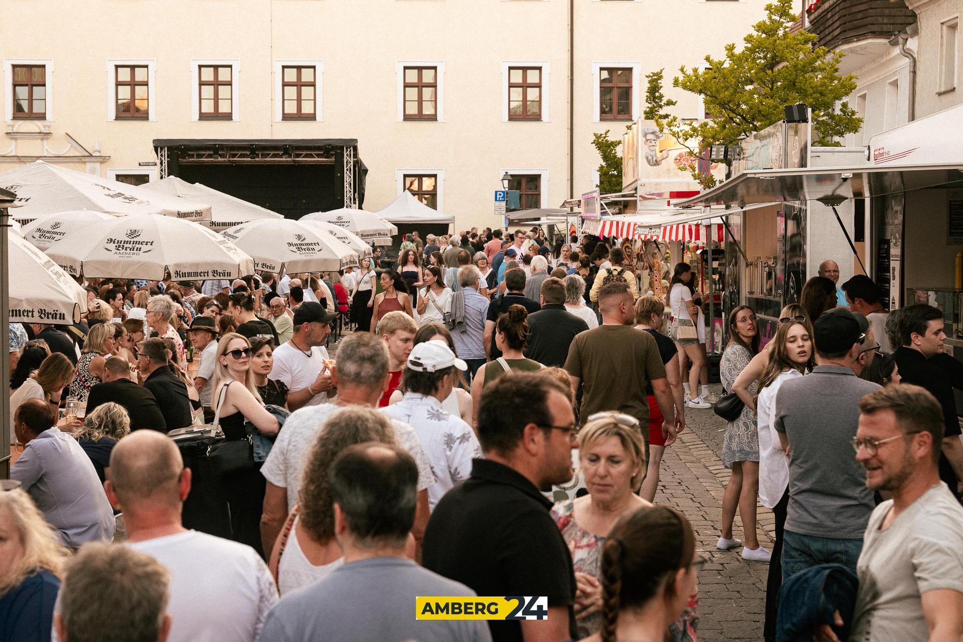 Partystimmung pur gab's auch auf dem Malteserplatz! (Bild: David Mueller)
