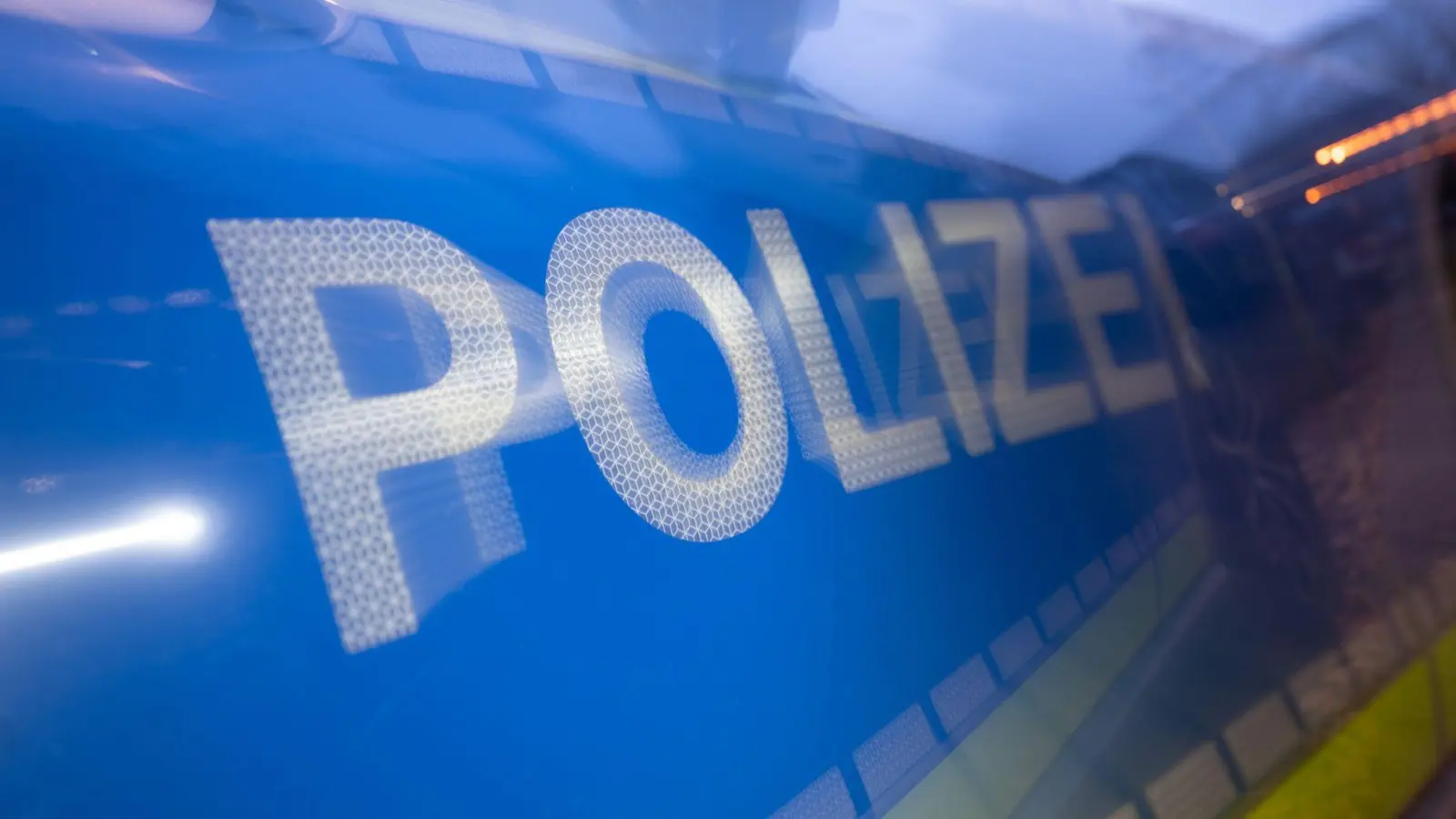 Polizeibeamte haben eine Gruppe von Jugendlichen in Amberg kontrolliert.  (Bild: Marijan Murat/dpa)