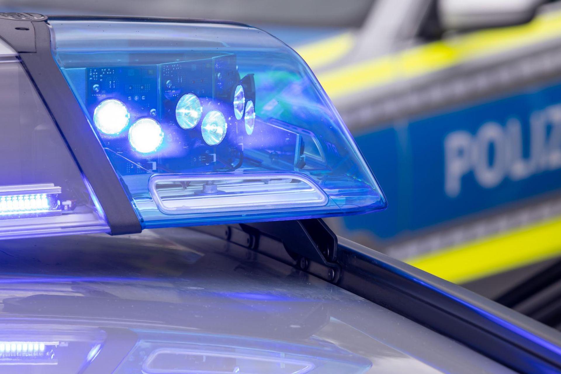 Auf einem Parkplatz in Auerbach beschädigt eine Person einen BMW und fährt einfach weiter. Die Polizei bittet um Hinweise. (Symbolbild: Daniel Karmann/dpa)