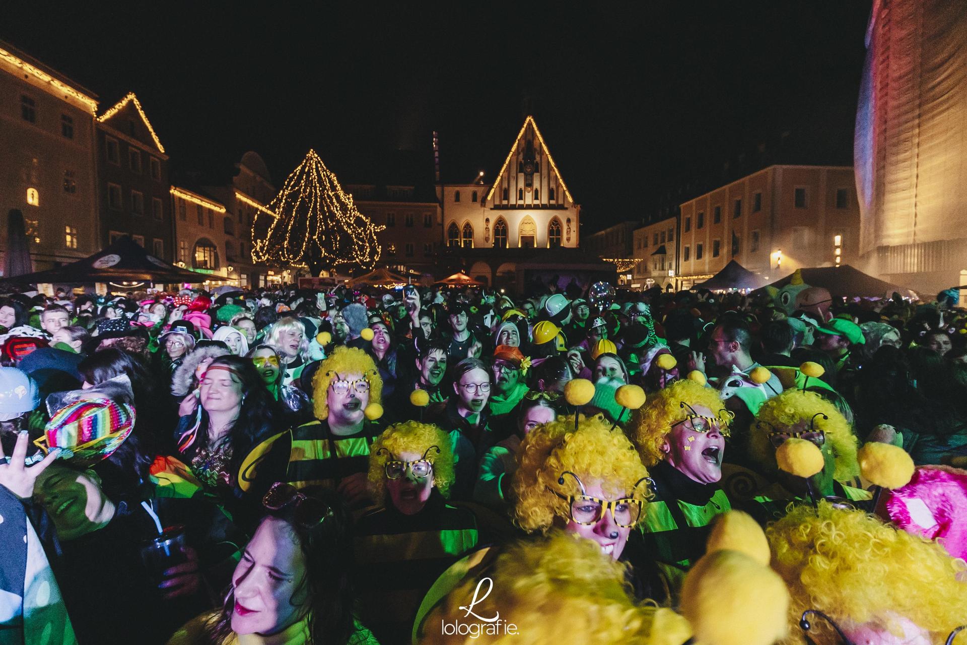 Hexennacht in Amberg. Die Fotos vom Weiberfasching am Marktplatz, exklusiv auf Amberg24.de (Bild: Lolografie)