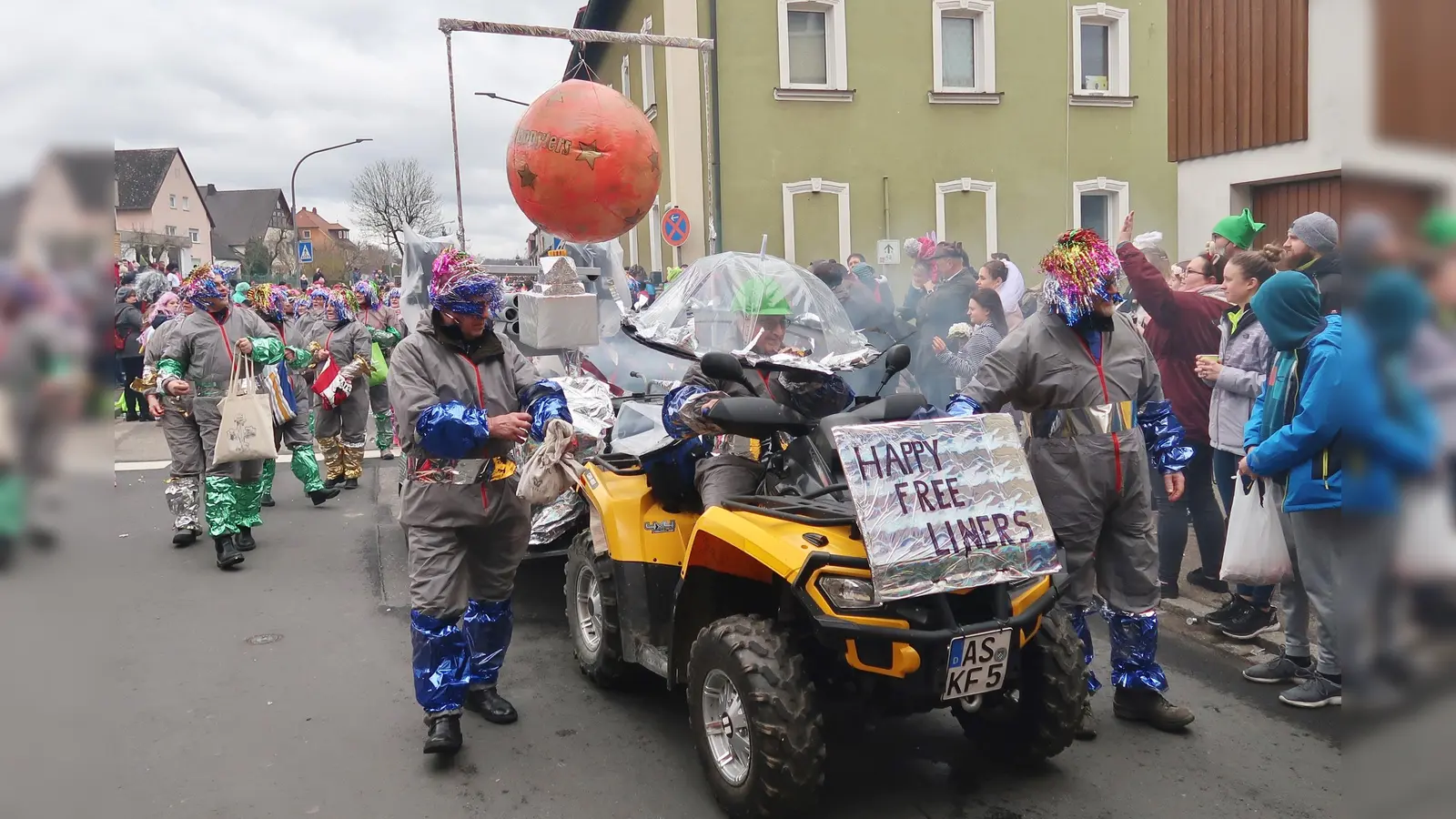 Der Faschingszug in Vilseck verläuft sehr friedlich. (Bild: rha)