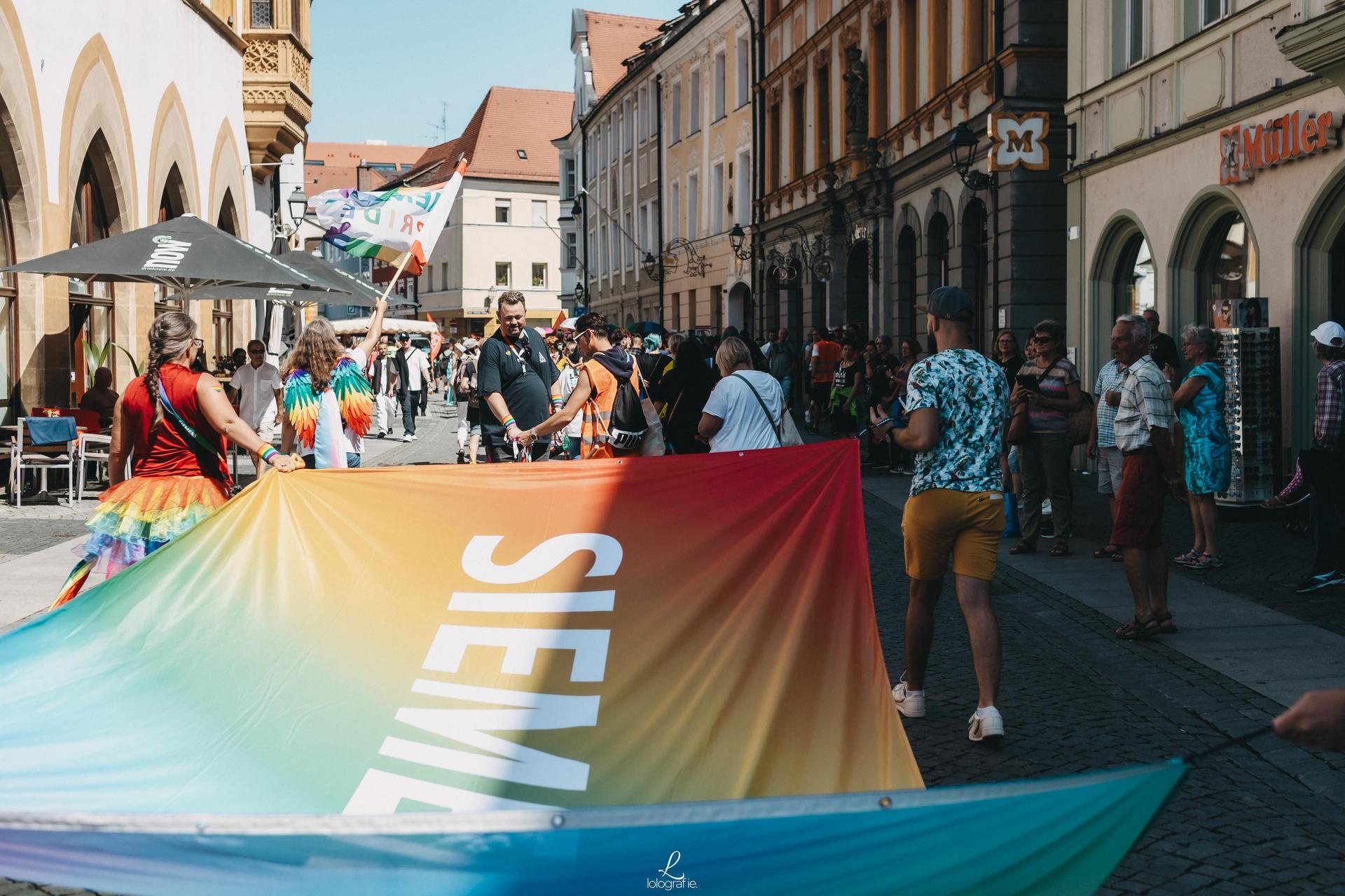 Die Bilder von der CSD-Parade 2023 in Amberg. (Bild: Leonie Hartung)