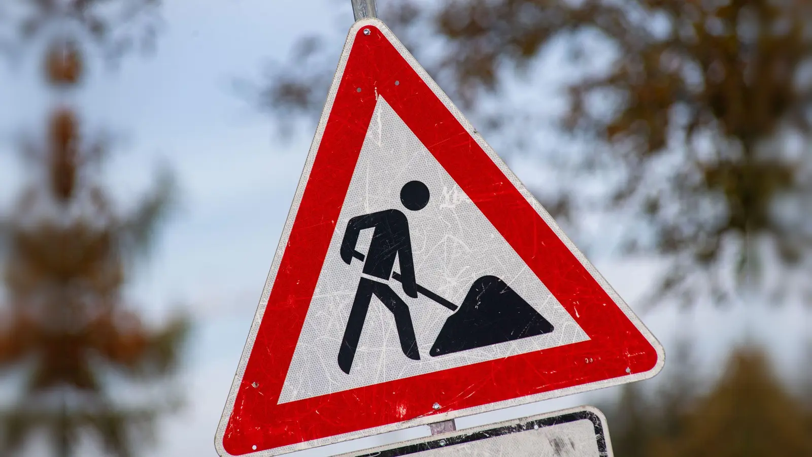 Die Industriestraße zwischen Hahnbach und Sulzbach-Rosenberg ist Anfang April für eine Woche gesperrt. (Symbolbild: Stefan Sauer /dpa)
