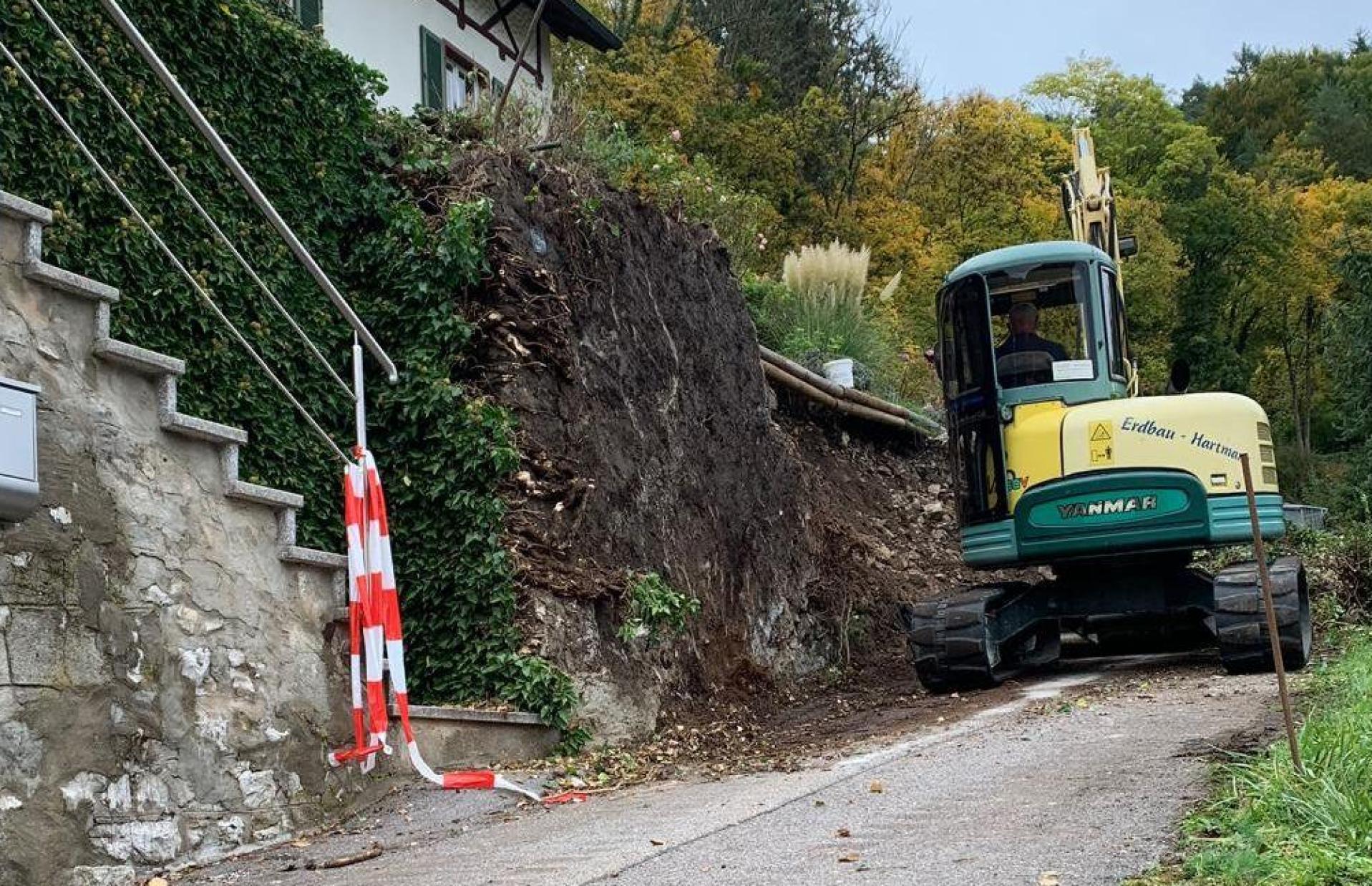 Ein Hangabrutsch in Oed bei Weigendorf führt zur Sperrung der AS 38. Die Straße bleibt gesperrt, bis Sicherungsmaßnahmen abgeschlossen sind. (Bild: Gabriele Bräutigam)