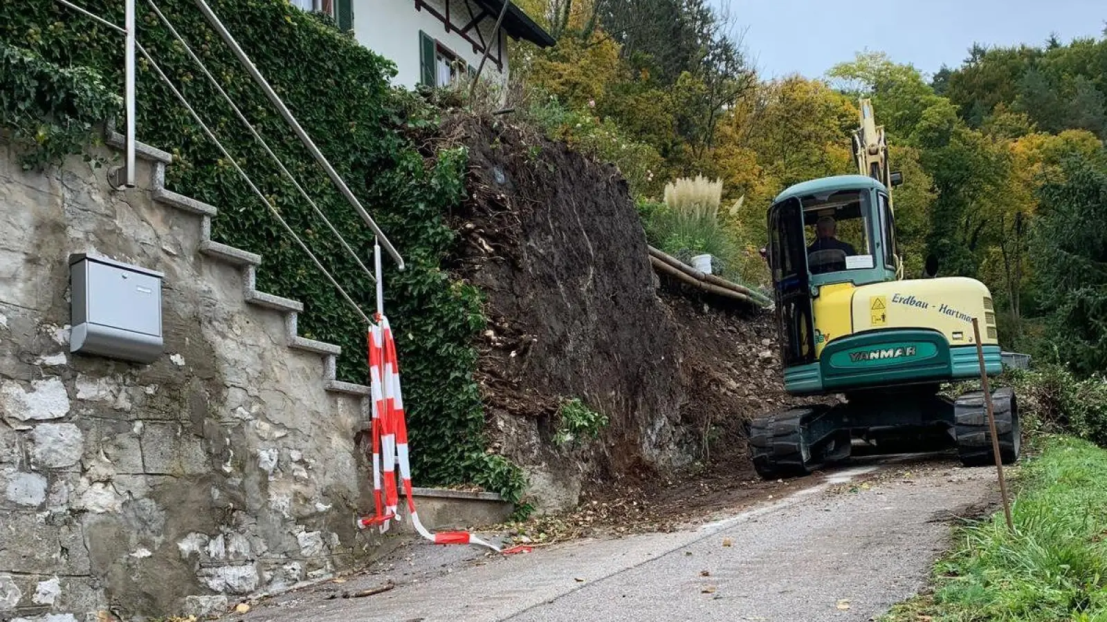 Ein Hangabrutsch in Oed bei Weigendorf führt zur Sperrung der AS 38. Die Straße bleibt gesperrt, bis Sicherungsmaßnahmen abgeschlossen sind. (Symbolbild: Stefan Sauer/dpa)