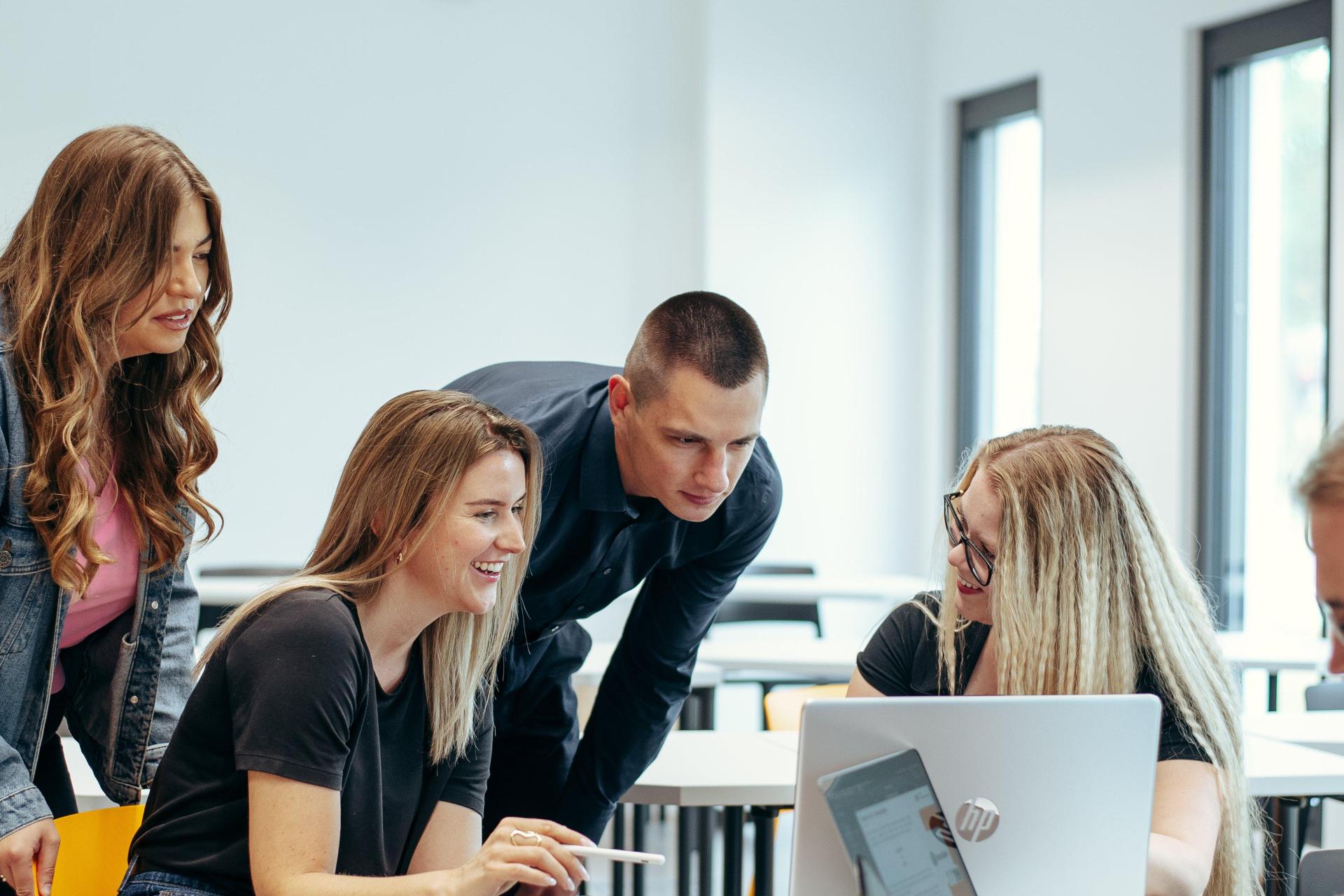 Im Bachelorstudiengang Angewandte Wirtschaftsinformatik lernen Studierende wie Wirtschaft, IT und Digitalisierung zusammenwirken und wie daraus innovative Lösungen entstehen. (Bild: Jolanda Selting/ OTH Amberg-Weiden)