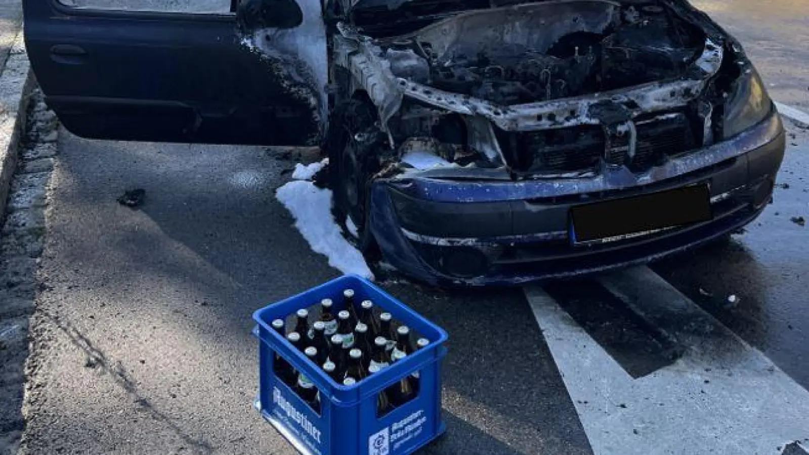 Der Renault ist nur noch Schrott. Als der Wagen plötzlich Feuer fing, retteten die Insassen binnen Sekunden sich und eine Kiste Bier aus dem Auto vor den Flammen. (Bild: Polizeiinspektion Sulzbach-Rosenberg)