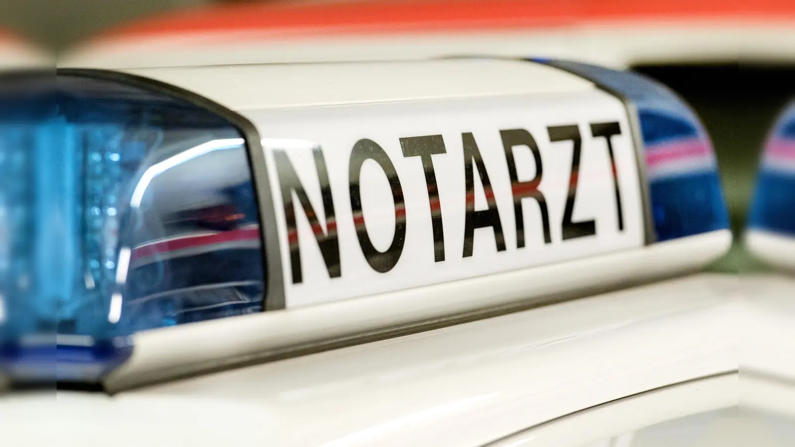 Ein Radfahrer wurde in Amberg bei einem Unfall mit einem Auto lebensgefährlich verletzt.  (Symbolbild: Patrick Seeger/dpa)