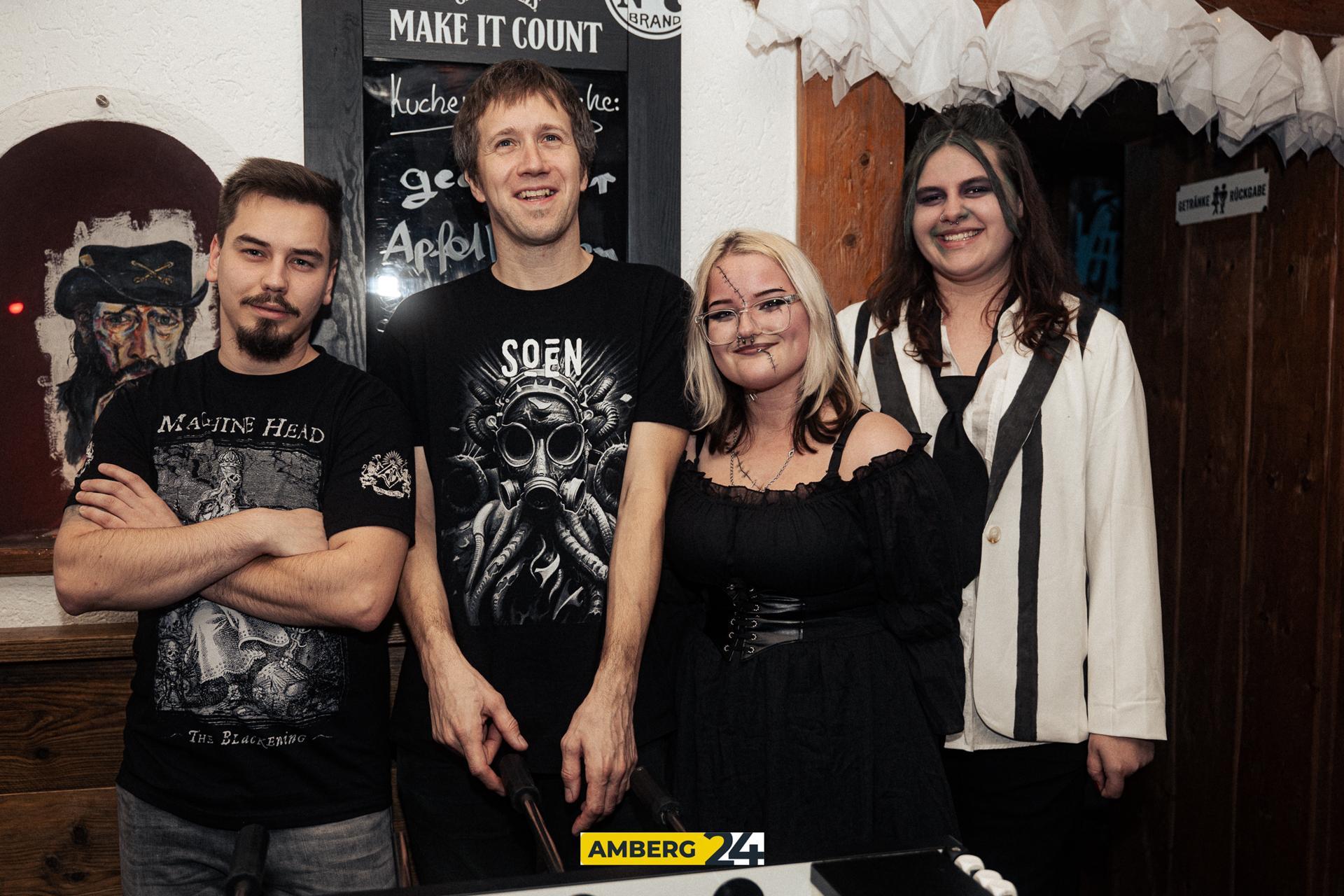 Sweets, Drinks und Metal. Im Void gab's zu Halloween unter anderem einen Kostümwettbewerb. (Bild: David Mueller)