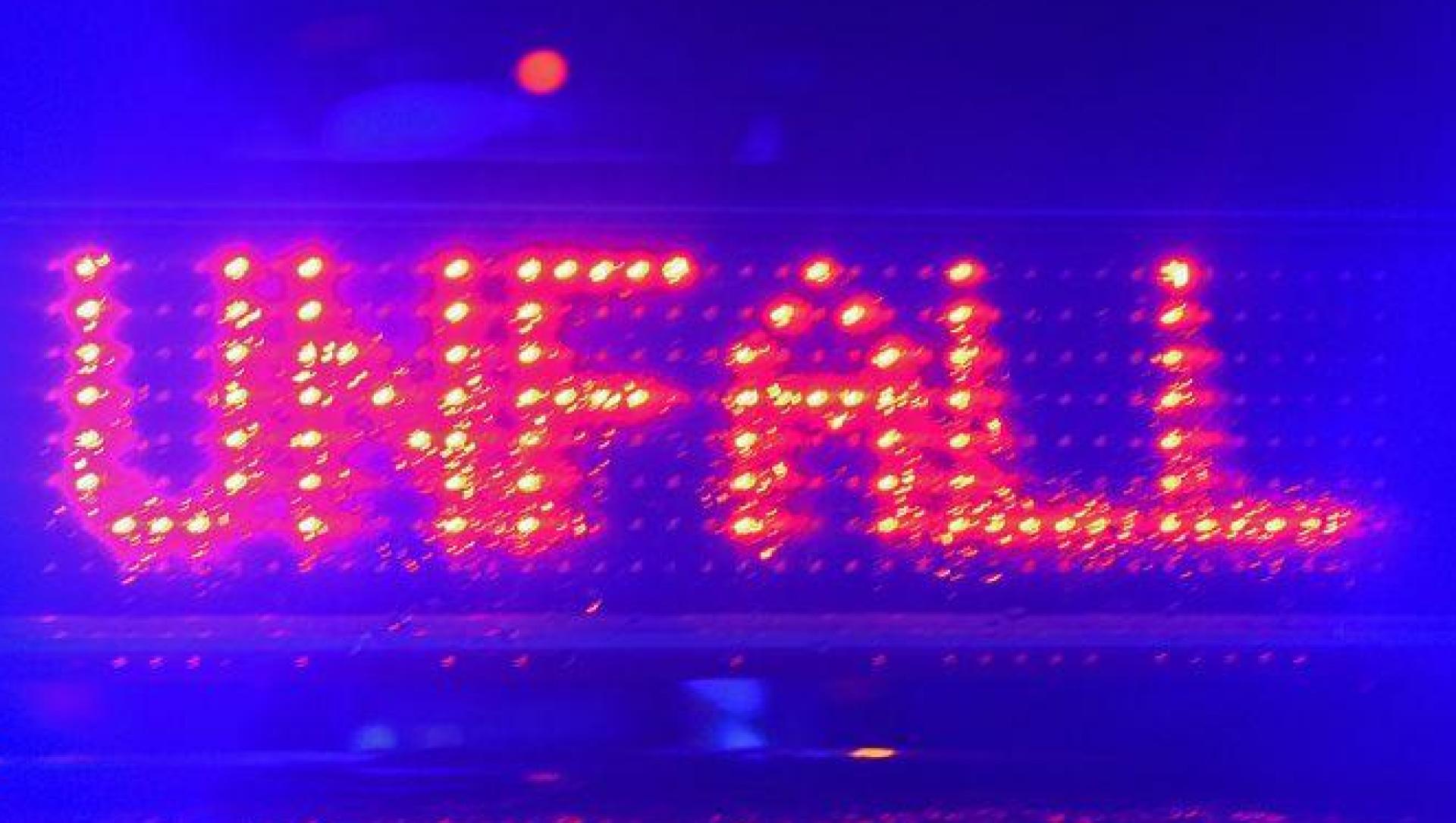 Ein betrunkener Autofahrer ist in Ursensollen mit seinem Fahrzeug gegen eine Stallmauer geprallt. (Symbolbild: Stefan Puchner/dpa)