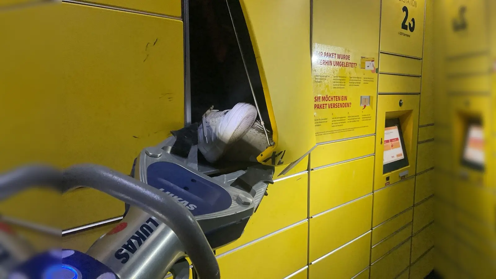 Mit schwerer Technik hat die Feuerwehr in Dortmund einen Jugendlichen aus einer Packstation befreit. (Bild: -/Feuerwehr Dortmund/dpa)