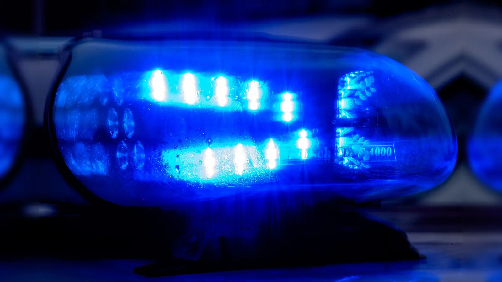 Nach Angaben der Polizei fuhr ein Unbekannter nach einem Schaden an einer Gartenmauer in Kirchenreinbach weiter. (Symbolbild: Klaus-Dietmar Gabbert/dpa)
