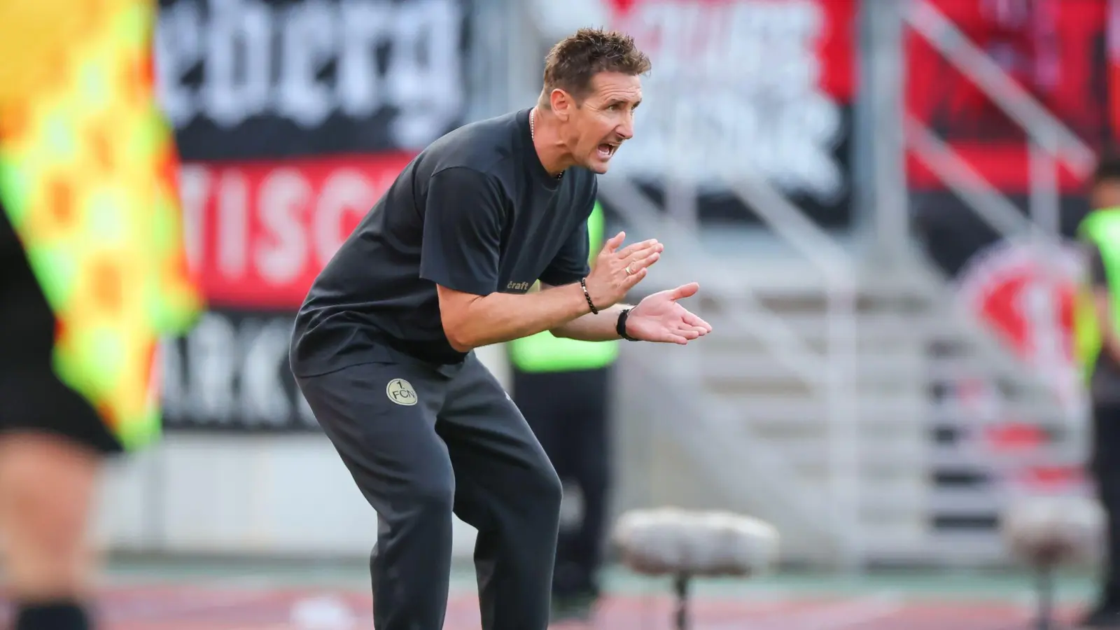 „Am liebsten wäre ich selbst rein“: „Club“-Trainer Miroslav Klose konnte vom Seitenrand nur begrenzt eingreifen. (Bild: Daniel Karmann/dpa)