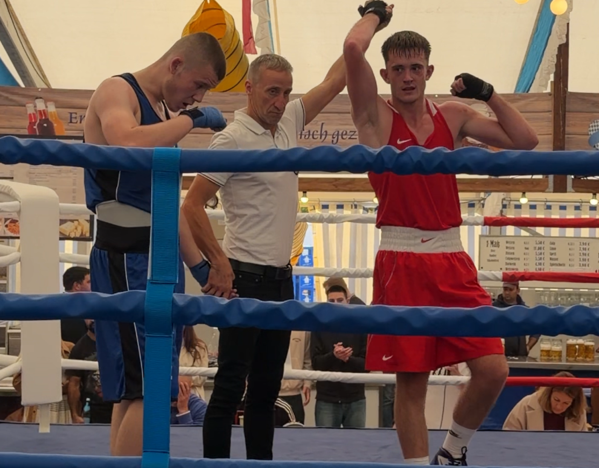 Eric Propp, der einen Platz im Polizeivollzugsdienst mit Sportförderung seit Mitte September hat, reihte sich einen weiterer Sieg in seine Bilanz ein. Hier schlägt er den Ukrainer Vadym Tsvihan vom KSSV Zwickau. (Bild: Roland Pogorelov)