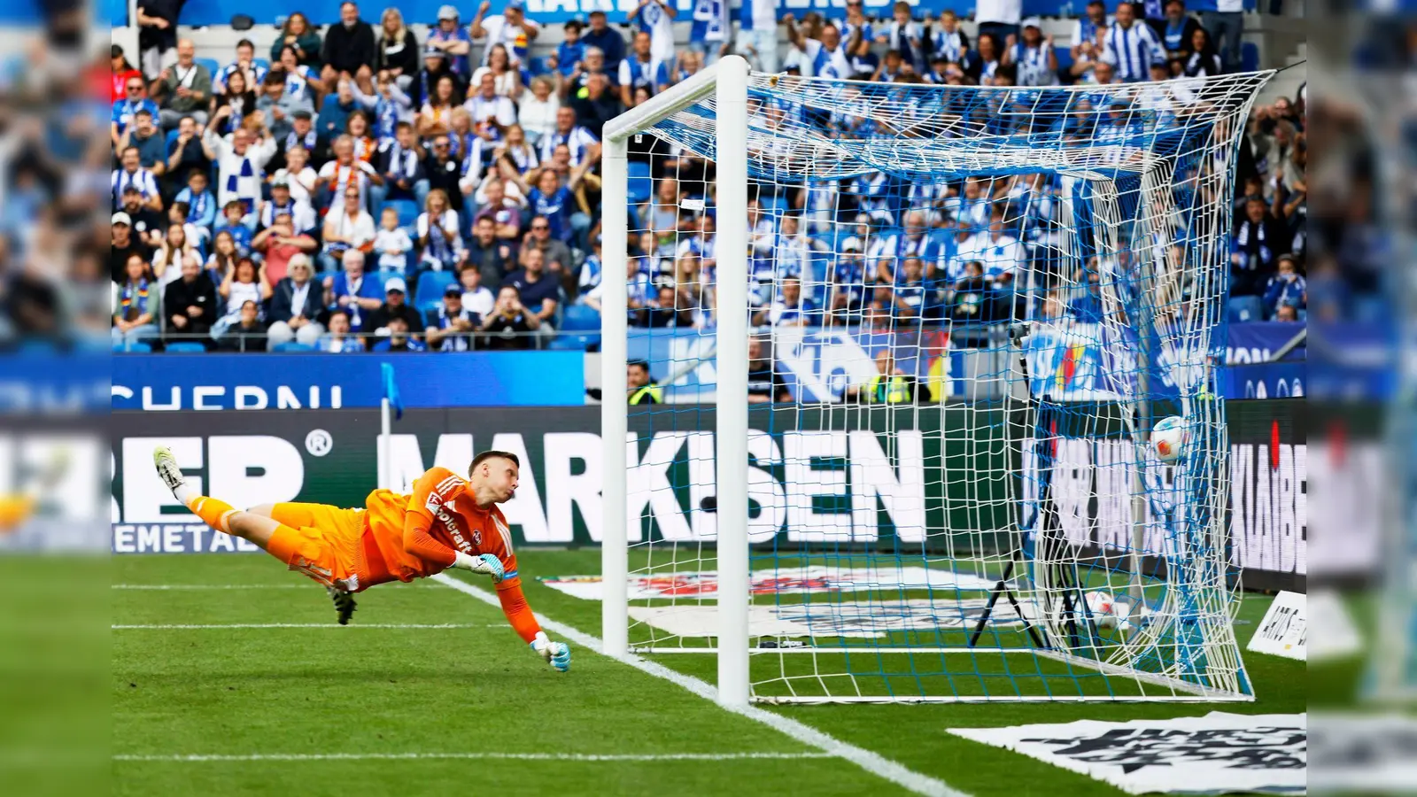 Nürnbergs Torwart Jan Reichert ist bei Karlsruhes 1:0 ohne Abwehrchance. (Bild: Philipp von Ditfurth/dpa)