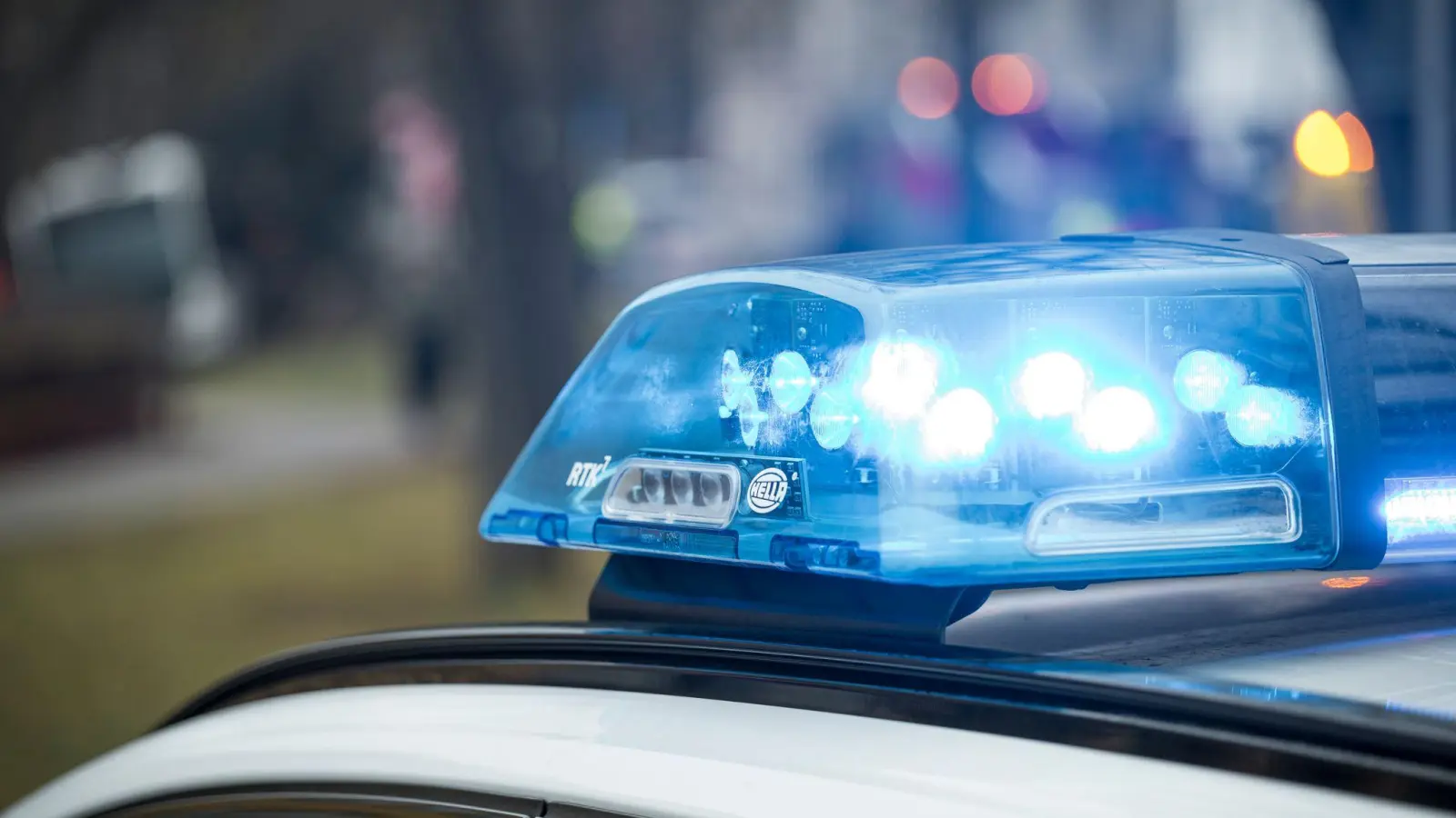 Nach einem Unfall mit Fahrerflucht in Sulzbach-Rosenberg sucht die Polizei nach Zeugen (Bild: Daniel Vogl/dpa)