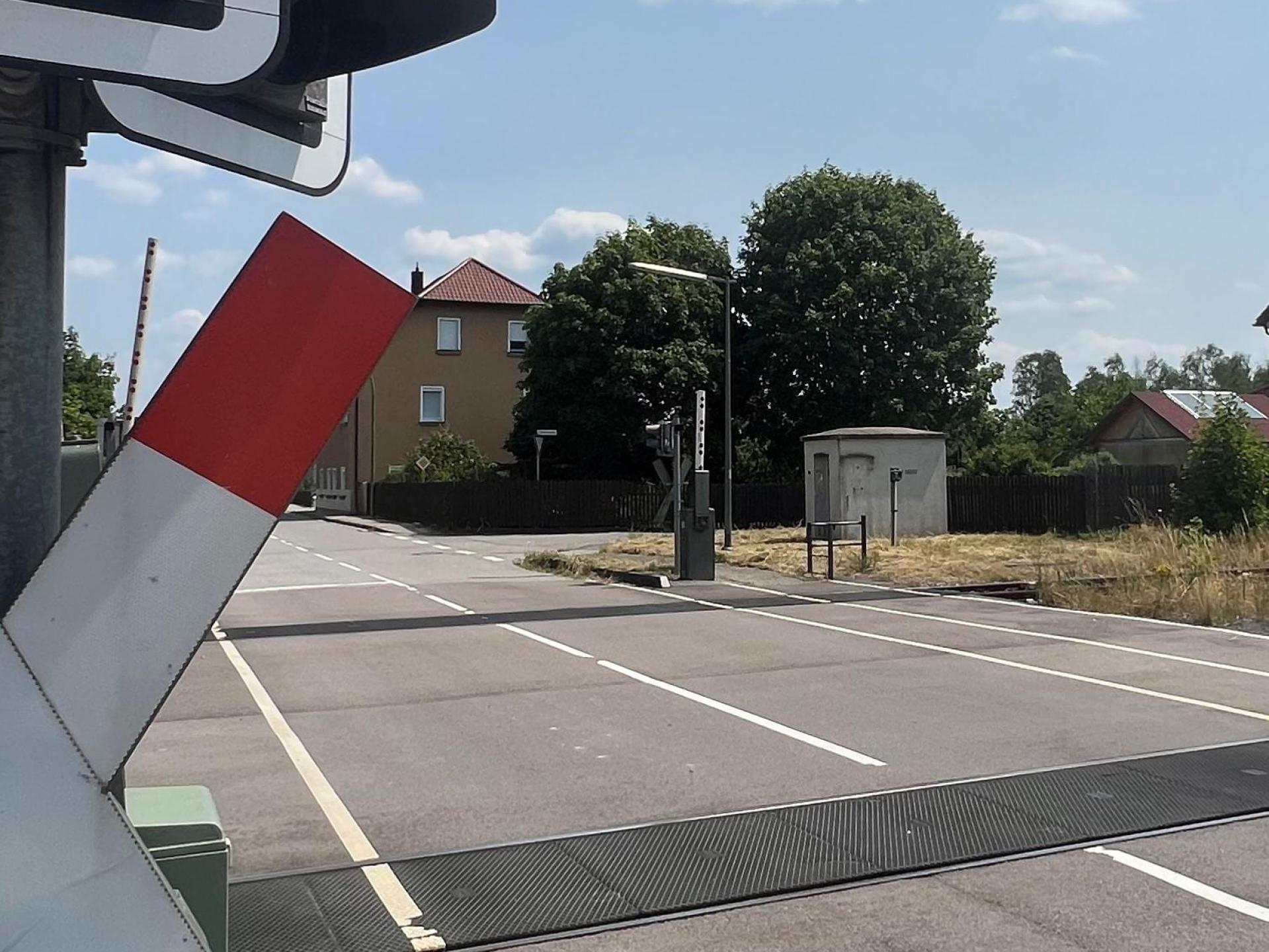 Ein technischer Defekt am Bahnübergang in Klardorf sorgt für Dauerrotlicht. (Archivbild: Tietz)