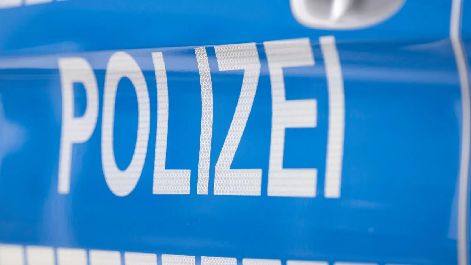 Die Polizei nahm den Mann mit, obwohl er keine Waffe bei sich trug (Symbolbild). (Bild: Boris Roessler/dpa)