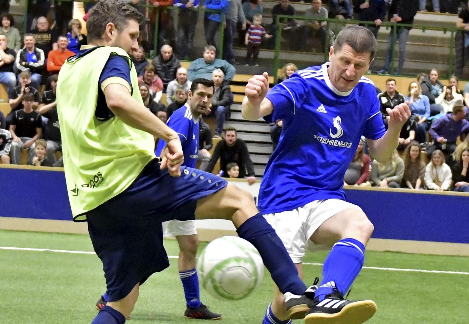 Auch der SV Illschwang (rechts) kickt natürlich bei seinem eigenen Hallenturnier mit. (Archivbild: Hubert Ziegler)