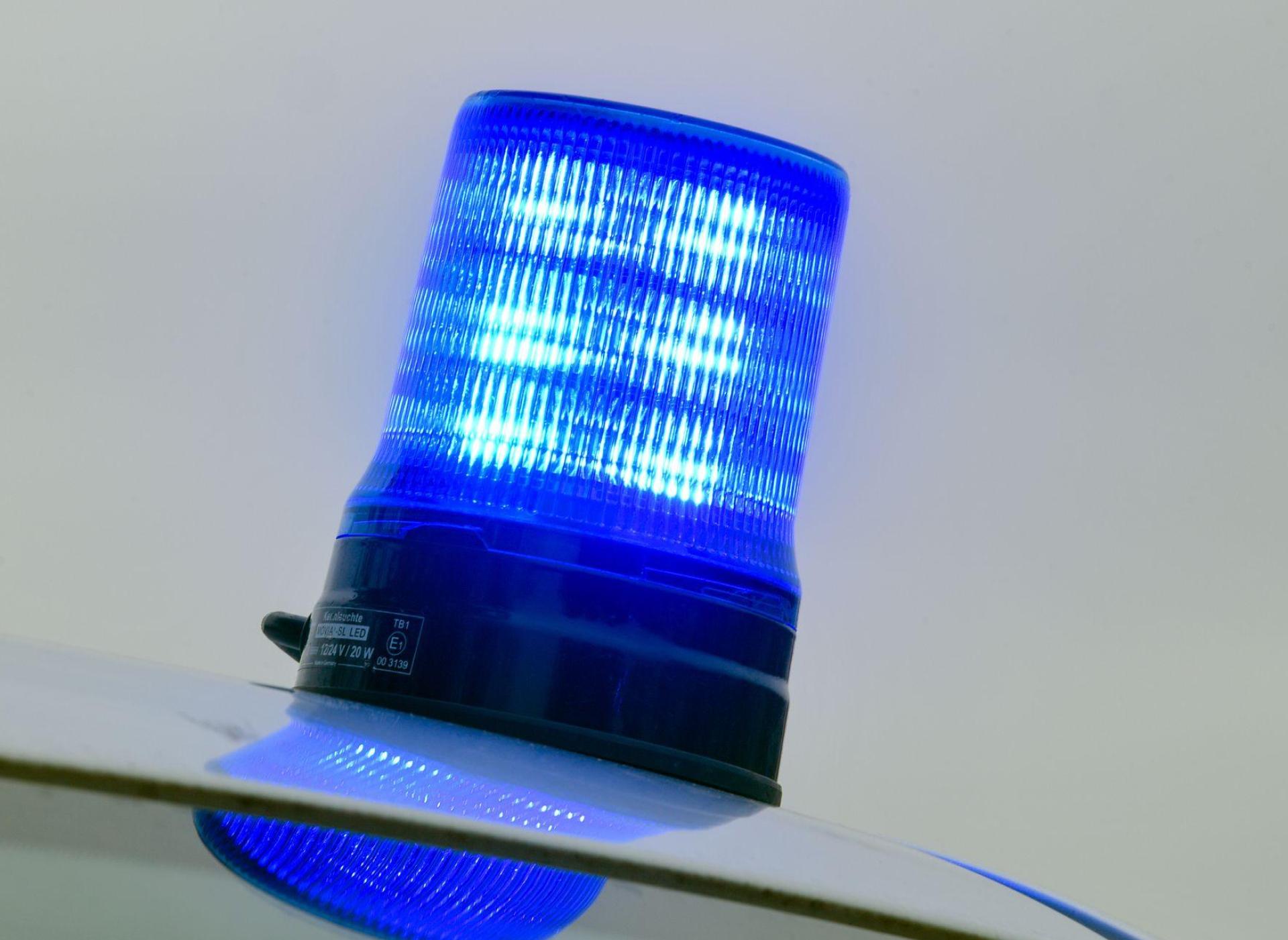 Ein Mercedes wird auf dem Parkplatz der Zulassungsstelle in Amberg beschädigt. (Symbolbild: Patrick Pleul/dpa-Zentralbild/dpa)