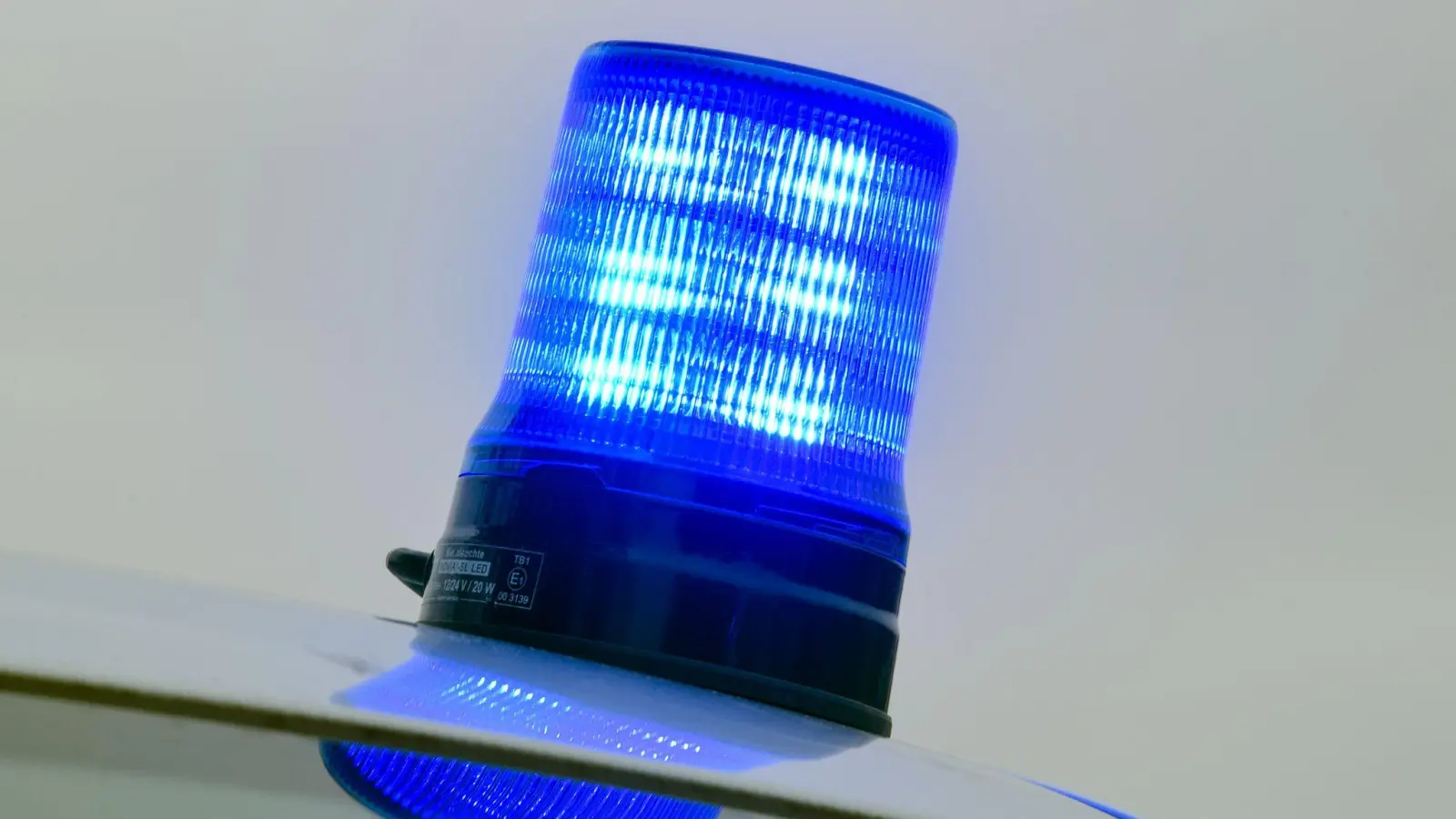 Ein Mercedes wird auf dem Parkplatz der Zulassungsstelle in Amberg beschädigt. (Symbolbild: Patrick Pleul/dpa-Zentralbild/dpa)