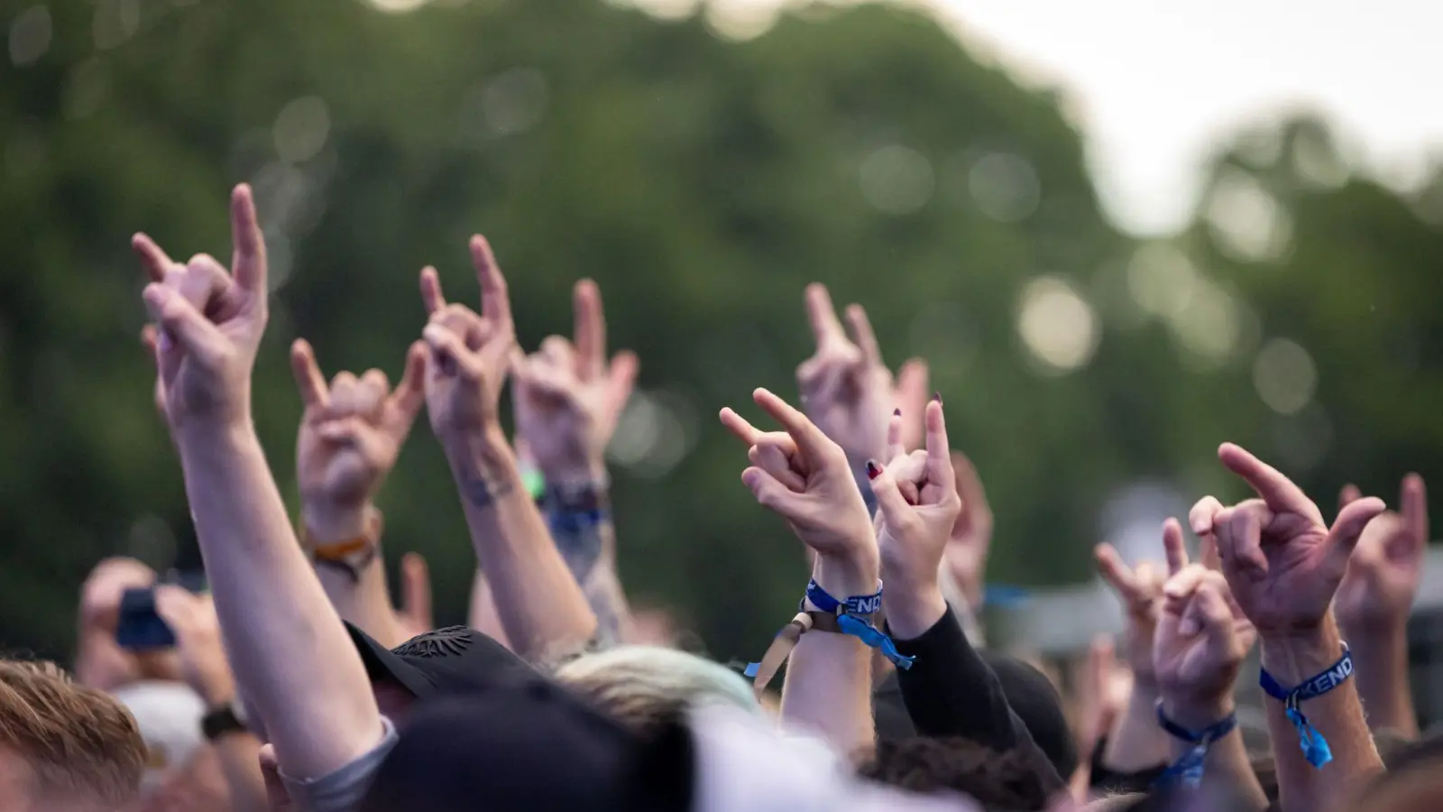 Die Rettungskräfte haben in diesem Jahr deutlich mehr Einsätze - eben weil deutlich mehr Menschen auf dem Festival sind.  (Bild: Daniel Karmann/dpa)