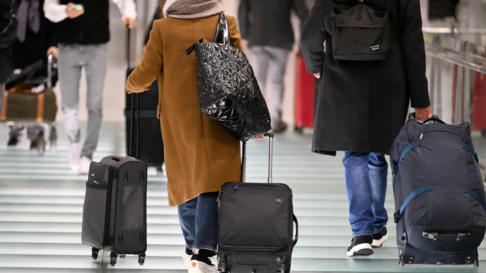 An den großen Flughäfen in Deutschland kommt es wegen technischer Probleme zu Warteschlangen bei der Einreise aus Nicht-Schengen-Staaten  (Symbolbild: Roberto Pfeil/dpa)