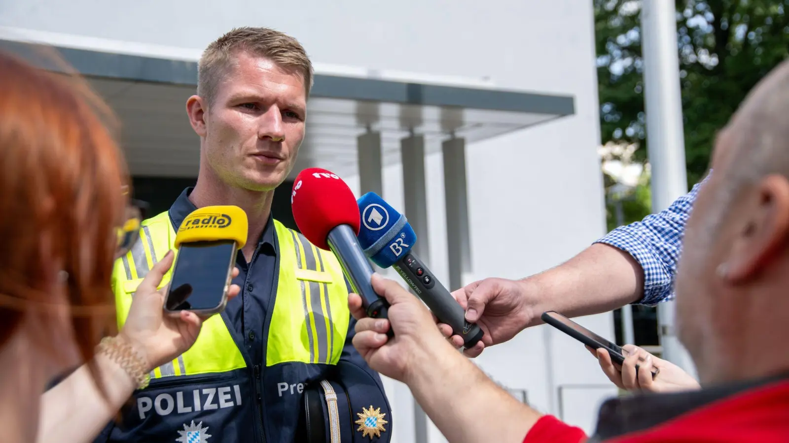 Polizei-Pressesprecher Oliver Barnert stellt sich vor dem Polizeiinspektion Forchheim Fragen von Journalisten zu der vermissten Frau. (Symbolbild: Pia Bayer/dpa)