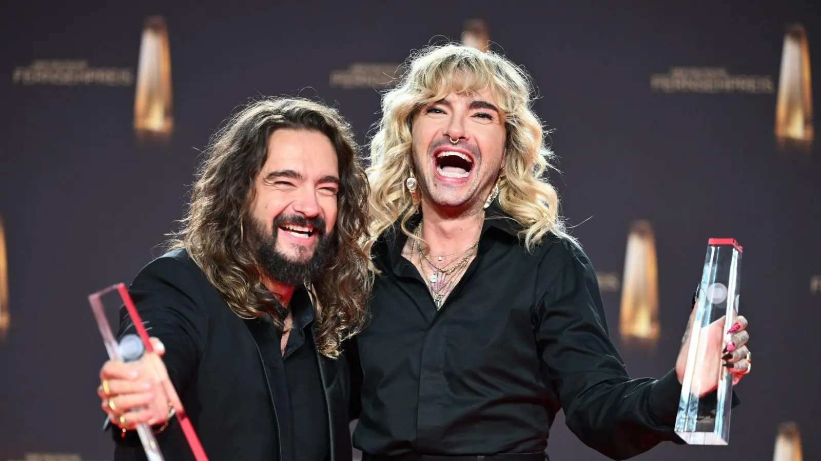 Die Musiker Tom (l) und Bill Kaulitz gewannen den Deutschen Fernsehpreis. (Bild: Henning Kaiser/dpa)