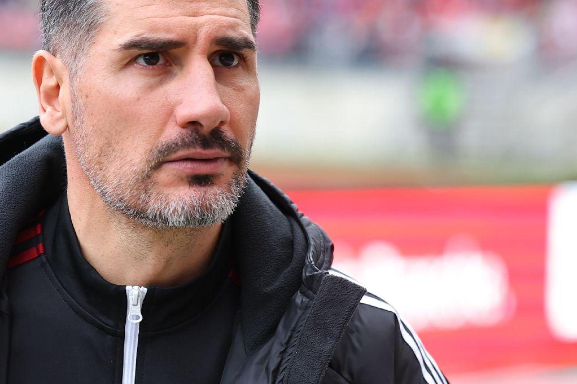Der Nürnberger Trainer Cristian Fiel steht vor Spielbeginn auf dem Platz. (Bild: Daniel Karmann/dpa)