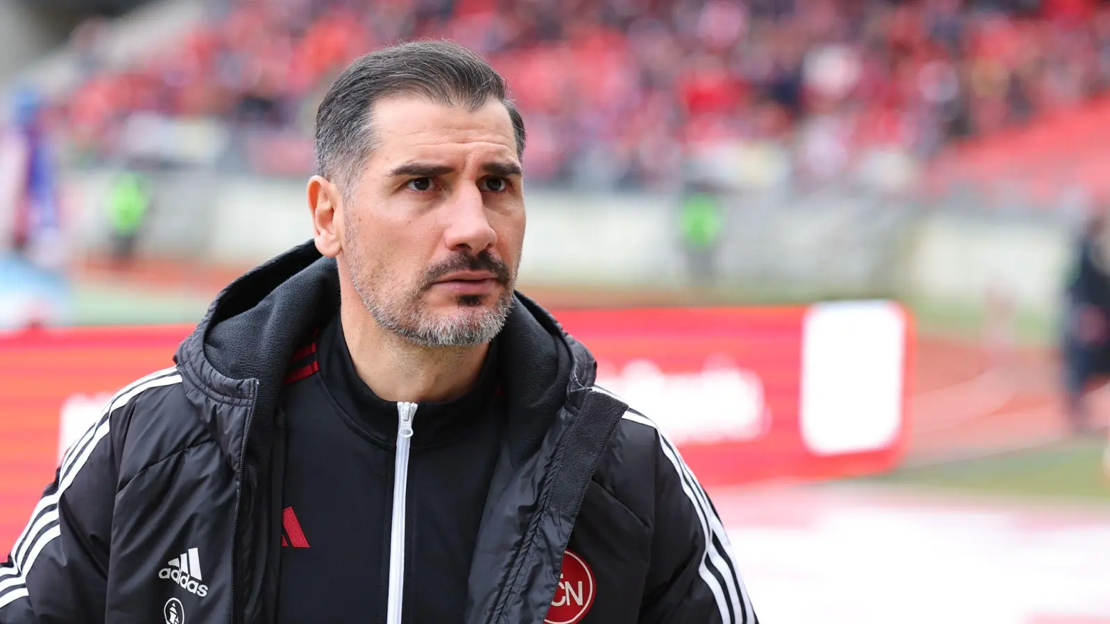 Der Nürnberger Trainer Cristian Fiel steht vor Spielbeginn auf dem Platz. (Bild: Daniel Karmann/dpa)