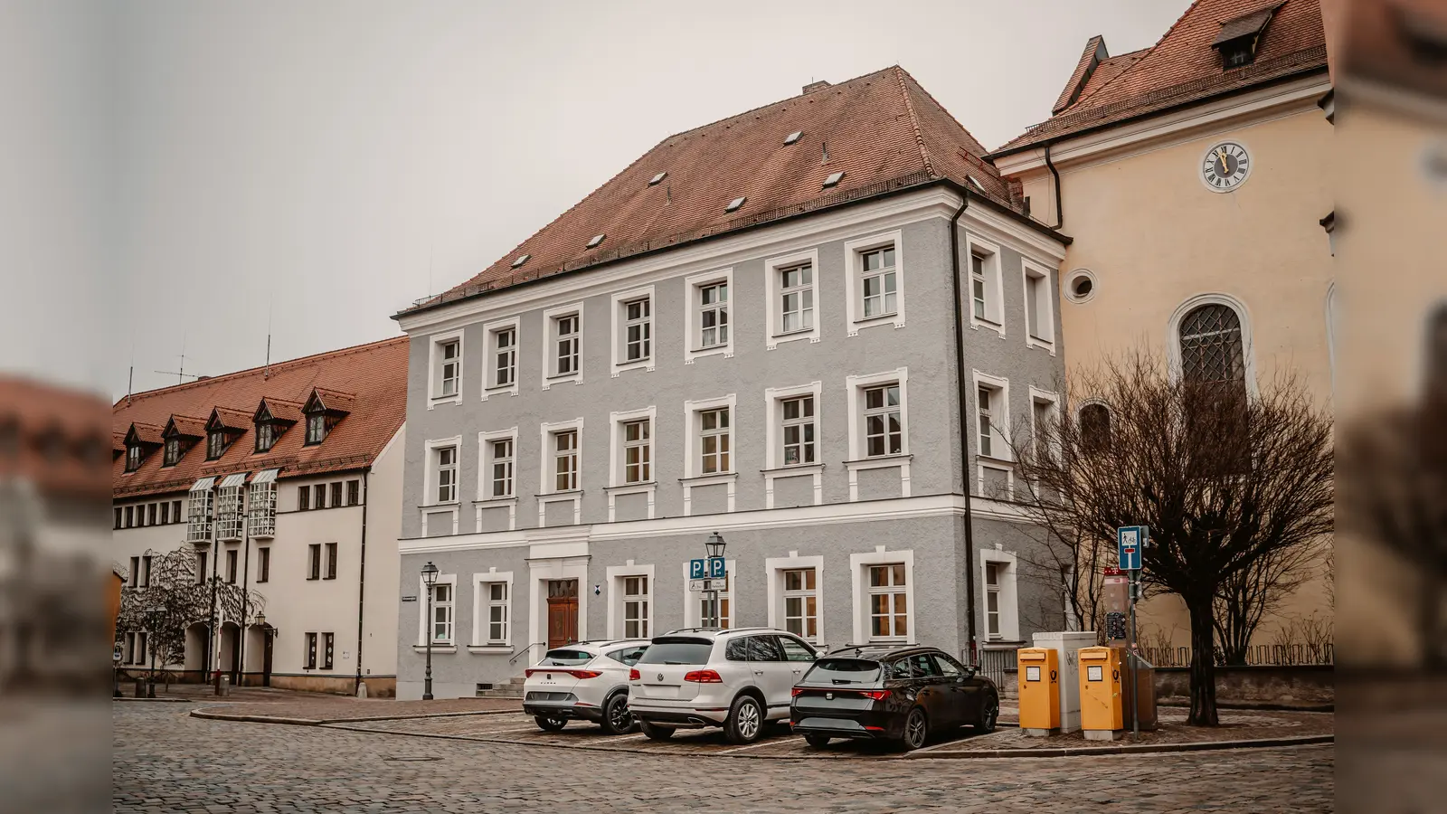 Die drei Parkplätze am Schrannenplatz werden zu Kurzzeitparkplätzen – der Behindertenparkplatz bleibt unverändert. (Bild: Michael Golinski/Stadt Amberg)