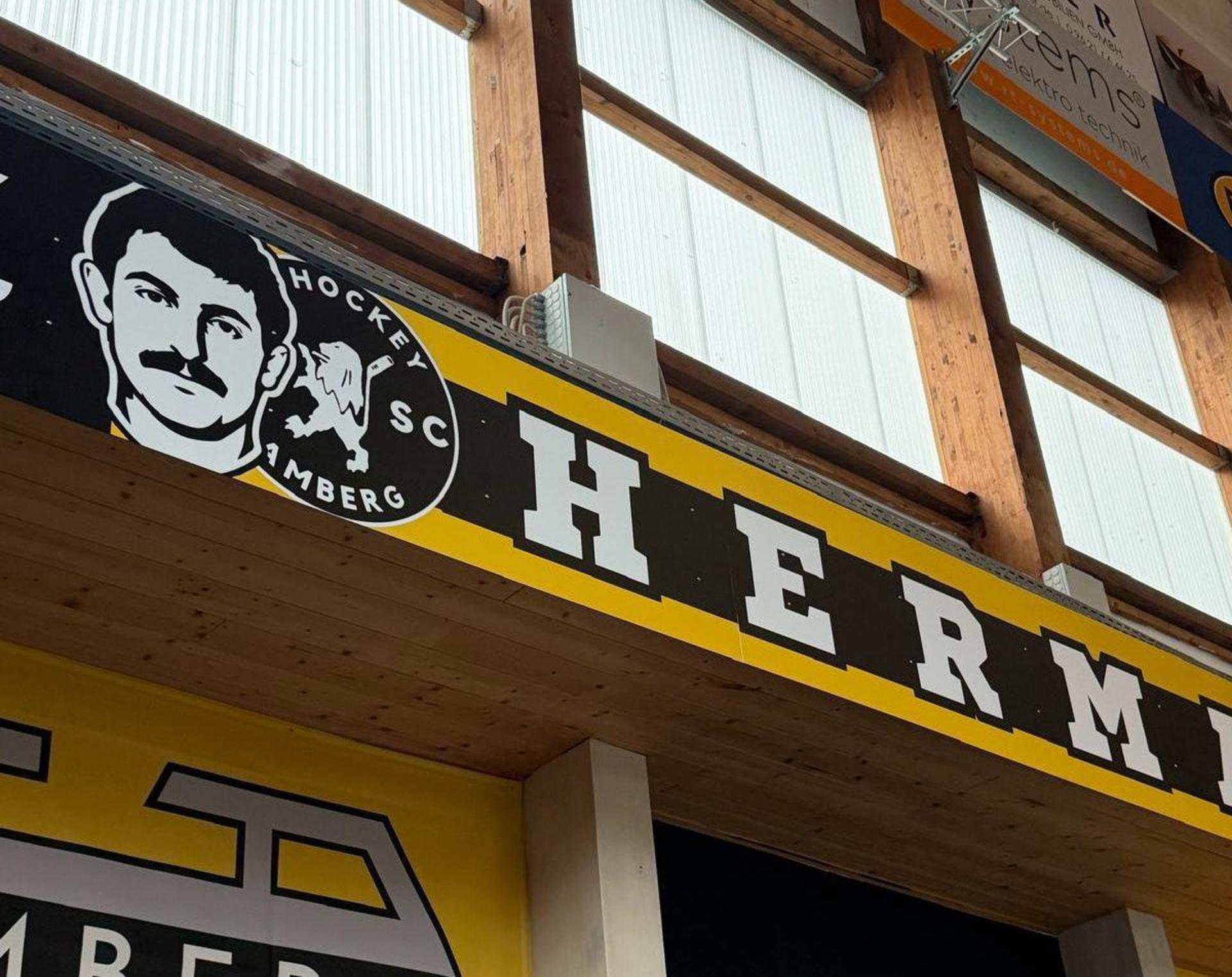 Auf der gleichnamigen Bühne haben die Fans des Amberger ERSC das Gesicht der Vereinslegende Hermann Eckl verewigt. (Bild: Mario Donhauser)