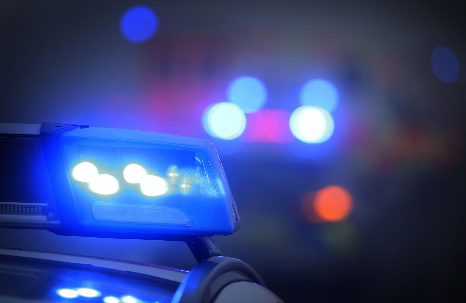 Die Polizei sucht Zeugen für einen Unfall mit Fahrerflucht in Edelsfeld. (Symbolbild: Karl-Josef Hildenbrand/ dpa)