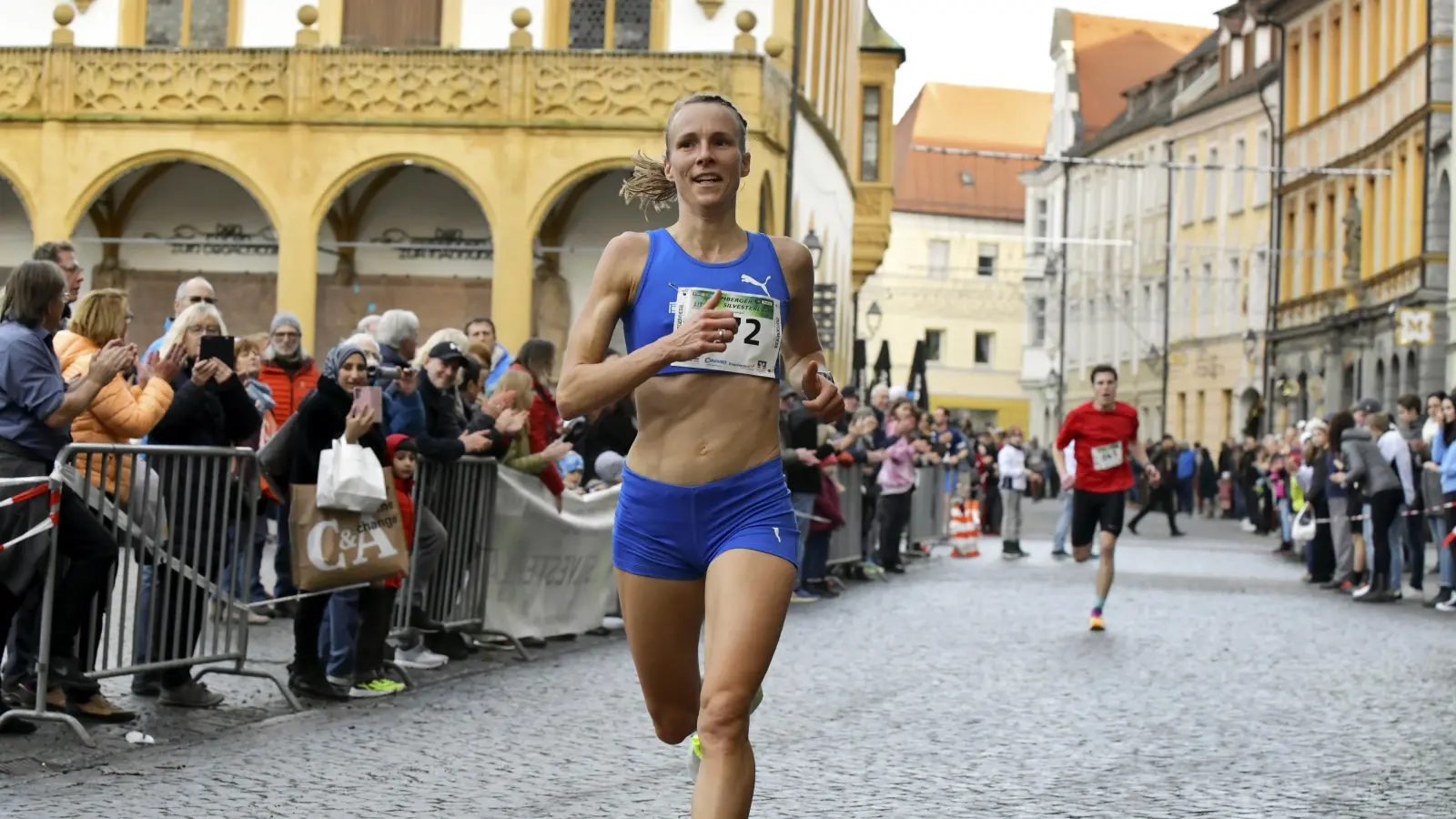 Domenika Mayer siegte im Hobbylauf über 5000 Meter und im Hauptlauf bei den Frauen über 7500 Meter. Beim Amberger Silvesterlauf 2023 wird die Marathon-Spezialistin aber nicht am Start sein. (Archivbild: Hubert Ziegler)