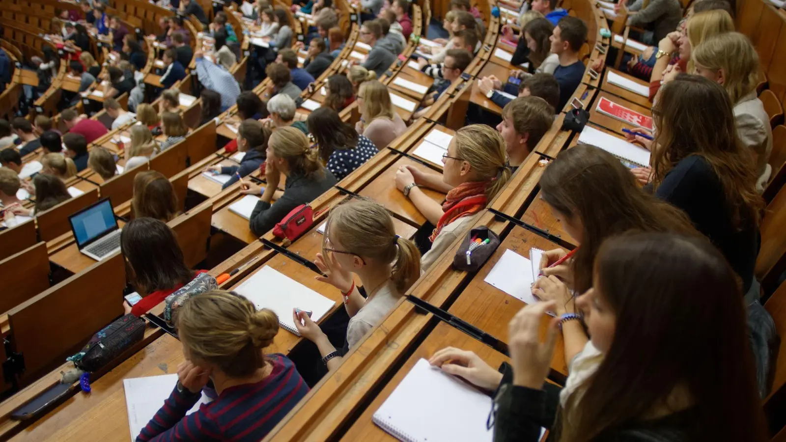 Studenten und Studentinnen verfolgen eine Vorlesung. (Bild: Swen Pförtner/dpa)