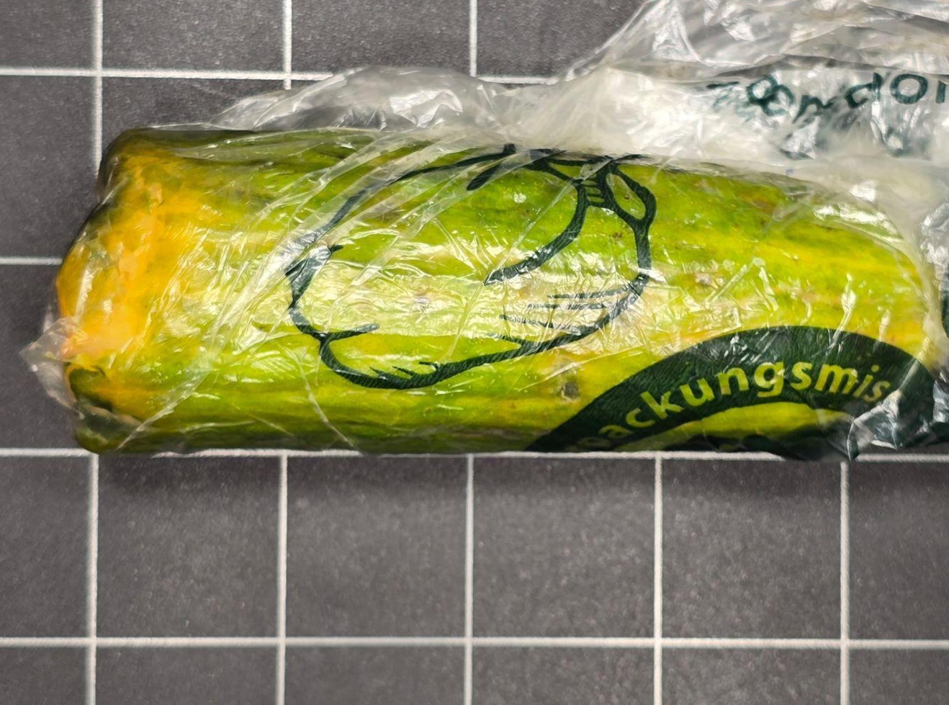 Diese alte Gurke hatte eine Frau aus der Oberpfalz statt einer Goldmünze in einem Paket bekommen. (Bild: Polizei Sulzbach-Rosenberg/dpa)