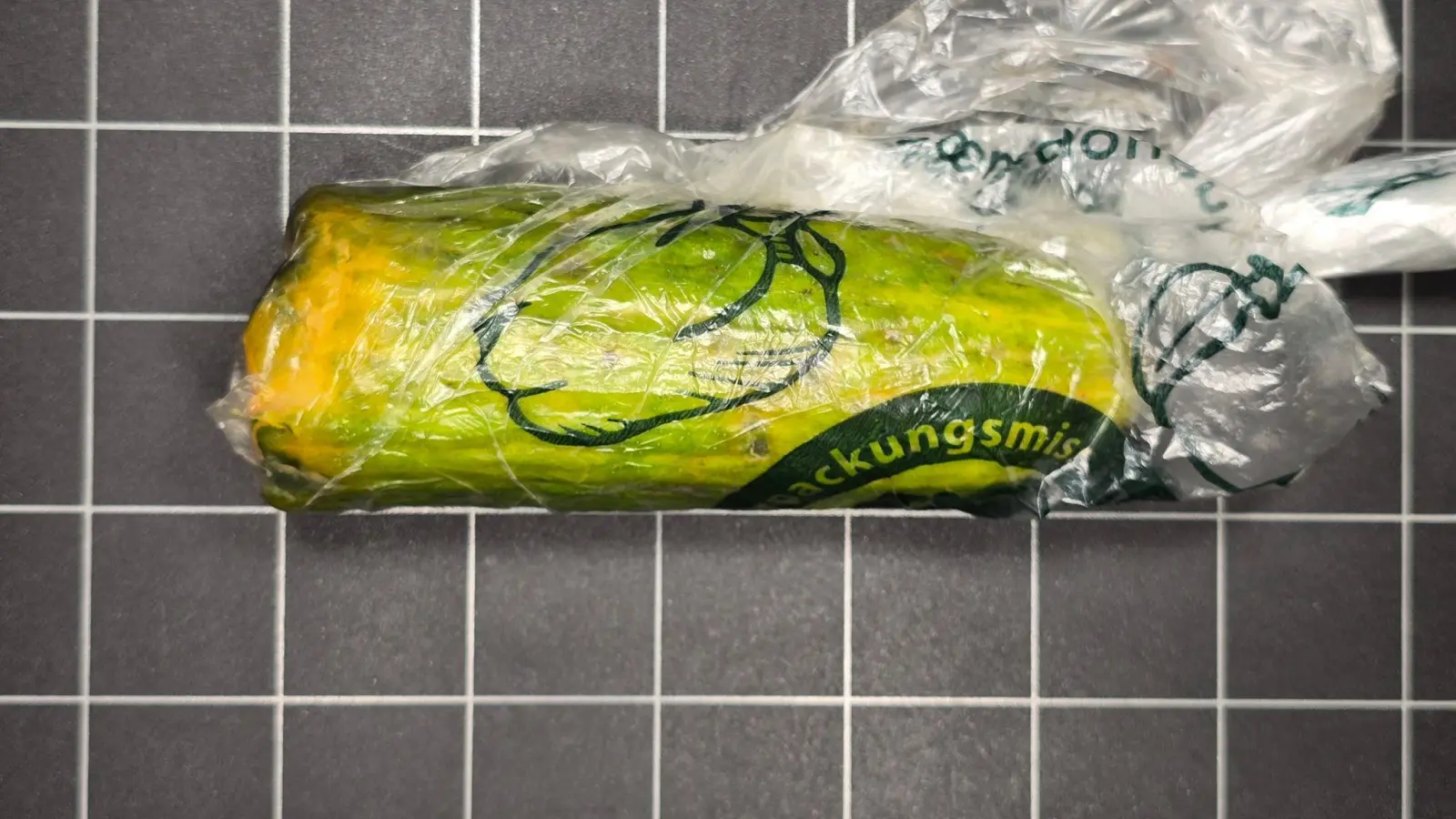 Diese alte Gurke hatte eine Frau aus der Oberpfalz statt einer Goldmünze in einem Paket bekommen. (Bild: Polizei Sulzbach-Rosenberg/dpa)