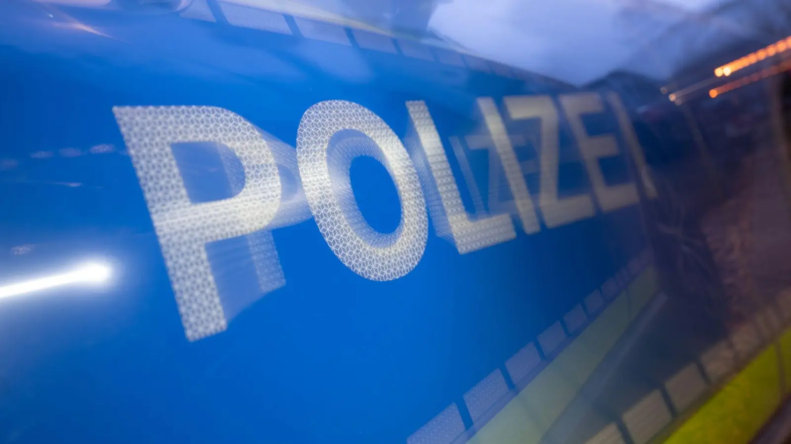Die Polizei ermittelt aktuell, weil ein Unbekannter die Scheibe eine Waffengeschäfts in Amberg beschädigt hat.  (Bild: Marijan Murat/dpa)