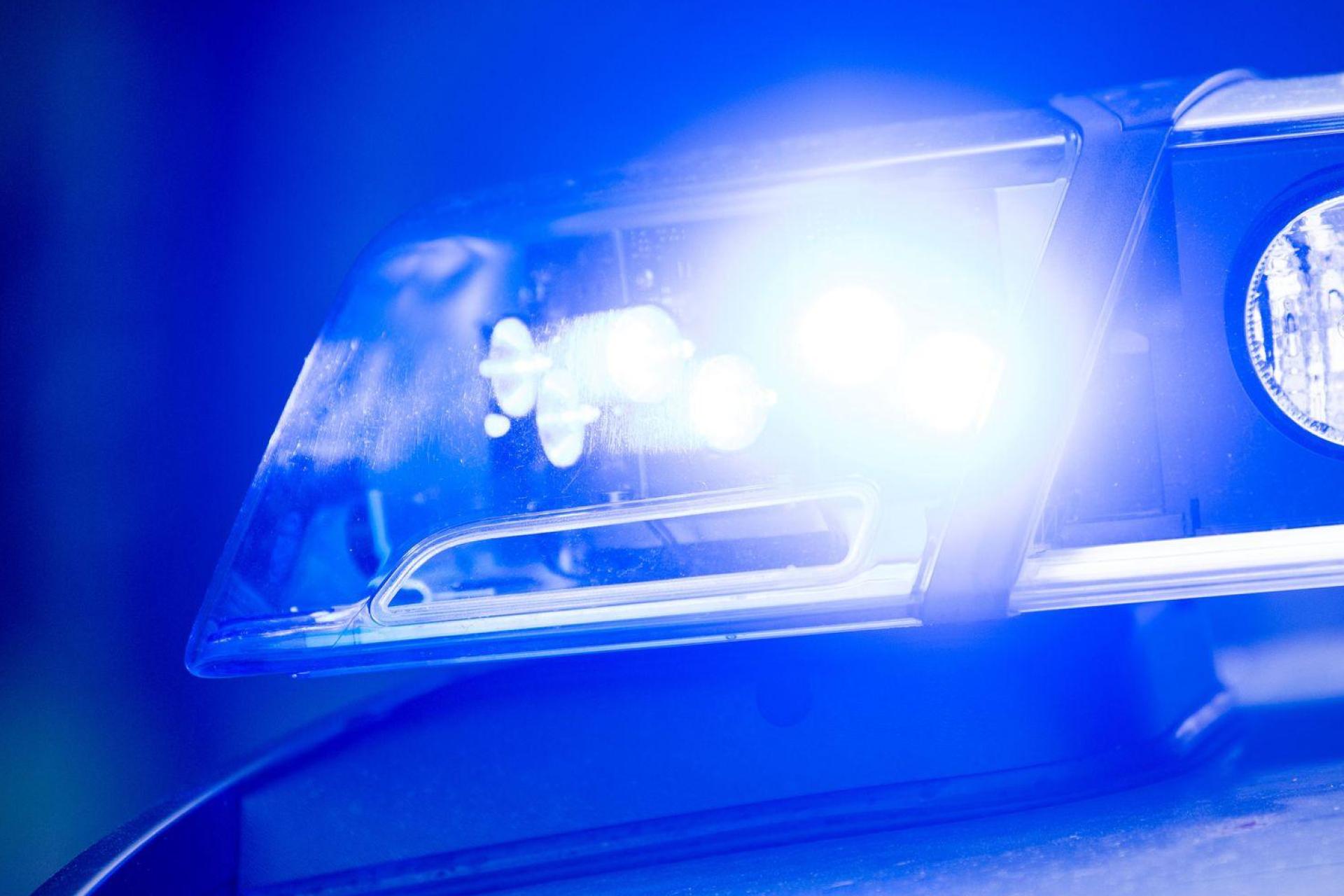 Die Polizei konnte den Tatverdächtigen im Rahmen einer Fahndung finden und festnehmen. (Symbolbild: Lino Mirgeler/dpa)